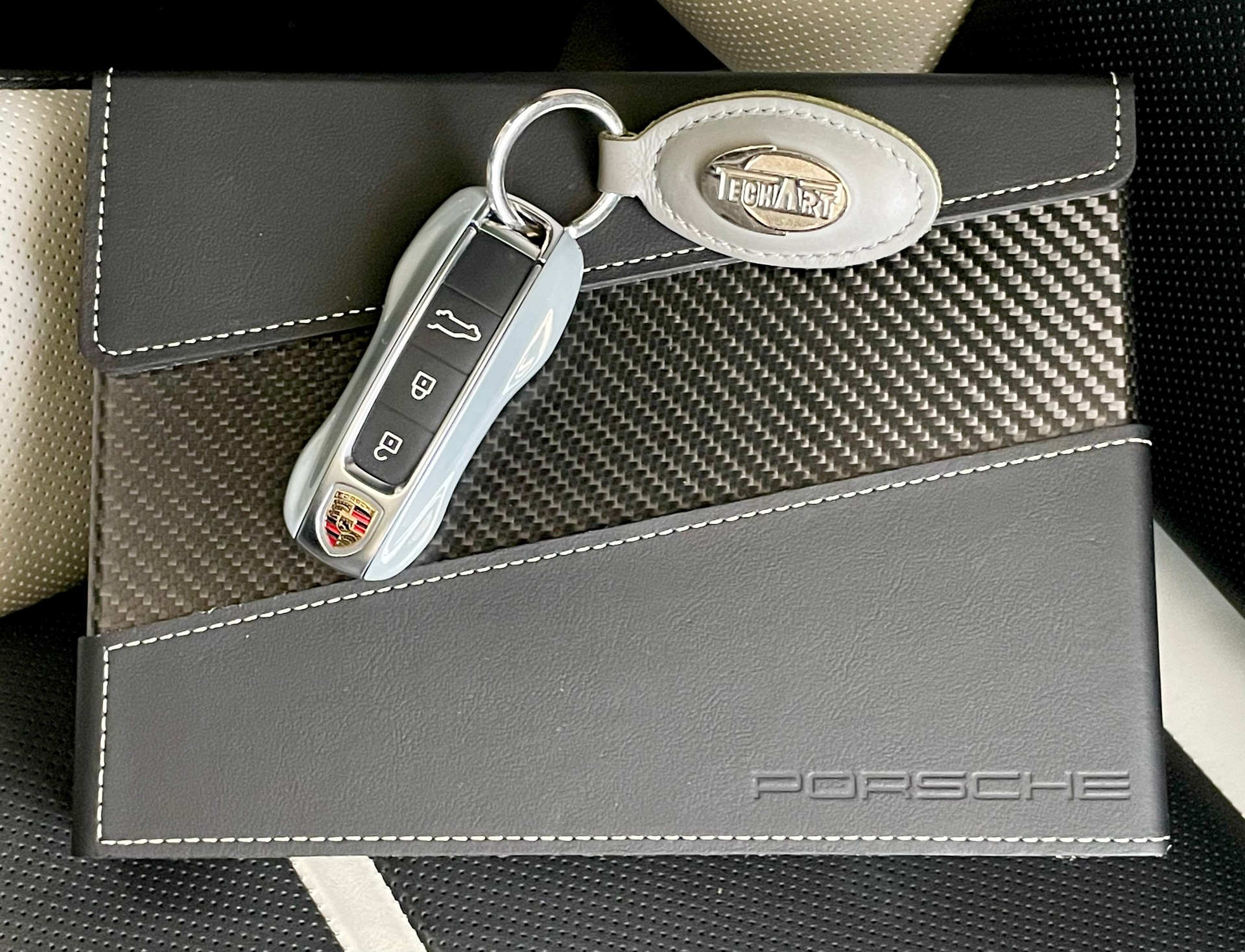PORSCHE MAGNUM turbo E-Hybrid by TECHART - CH Zulassung aus 1. Hand-image-31