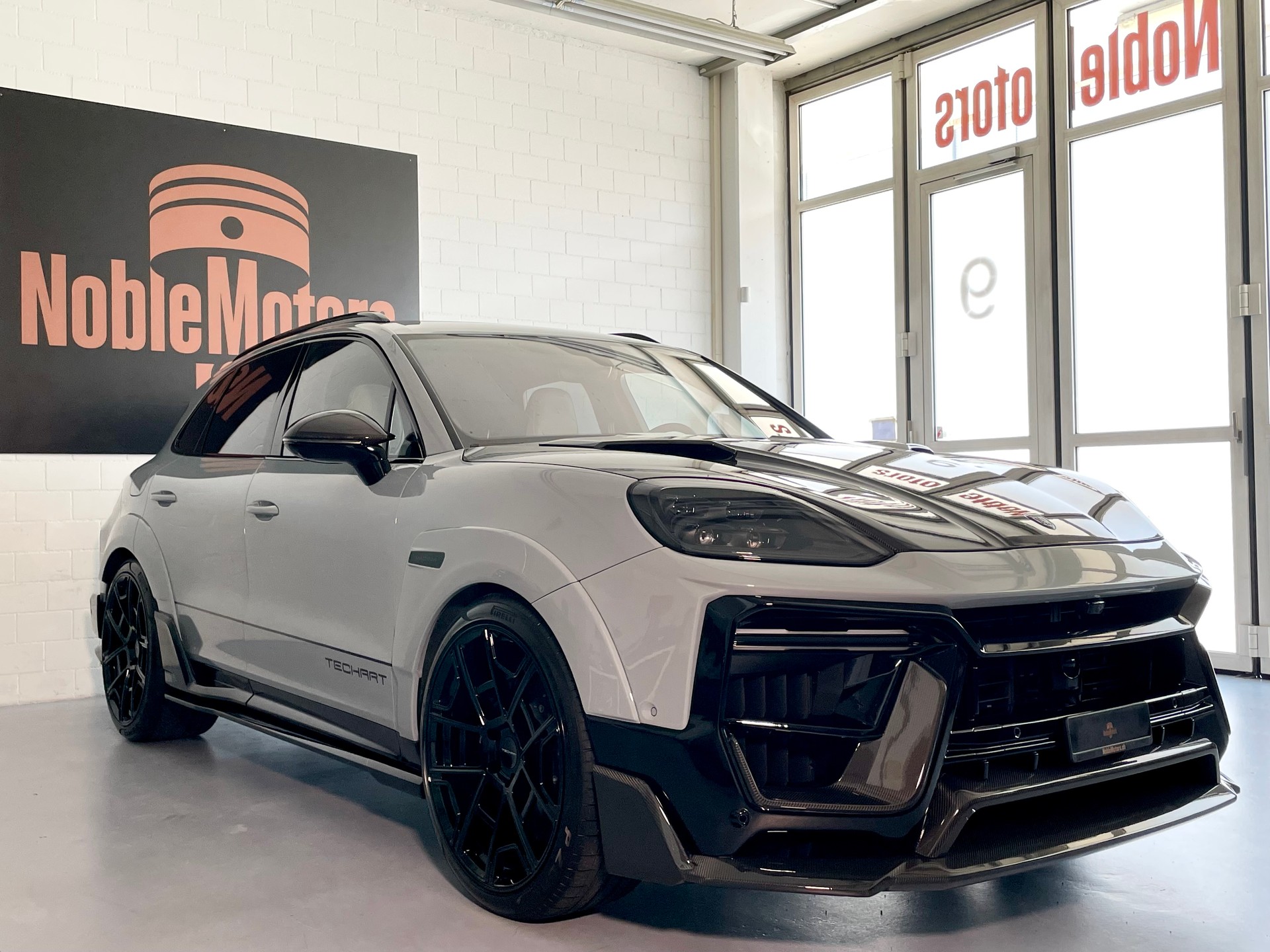 PORSCHE MAGNUM turbo E-Hybrid by TECHART - CH Zulassung aus 1. Hand-image-2
