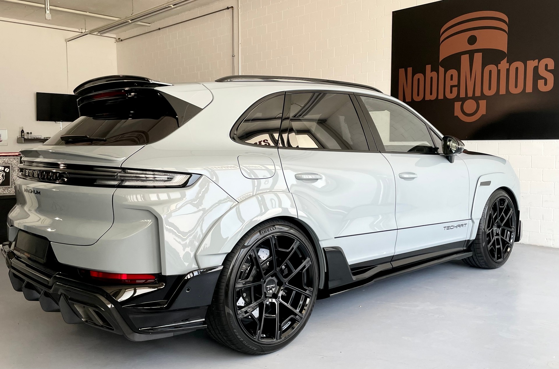 PORSCHE MAGNUM turbo E-Hybrid by TECHART - CH Zulassung aus 1. Hand-image-4