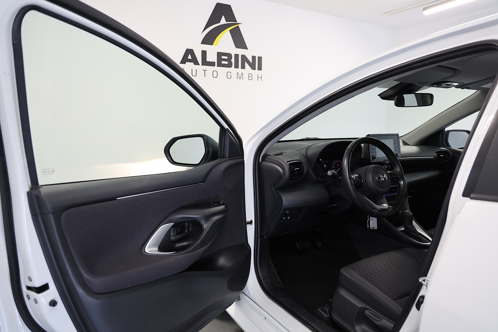 TOYOTA Yaris 1.5 Comfort e-CVT-image-4