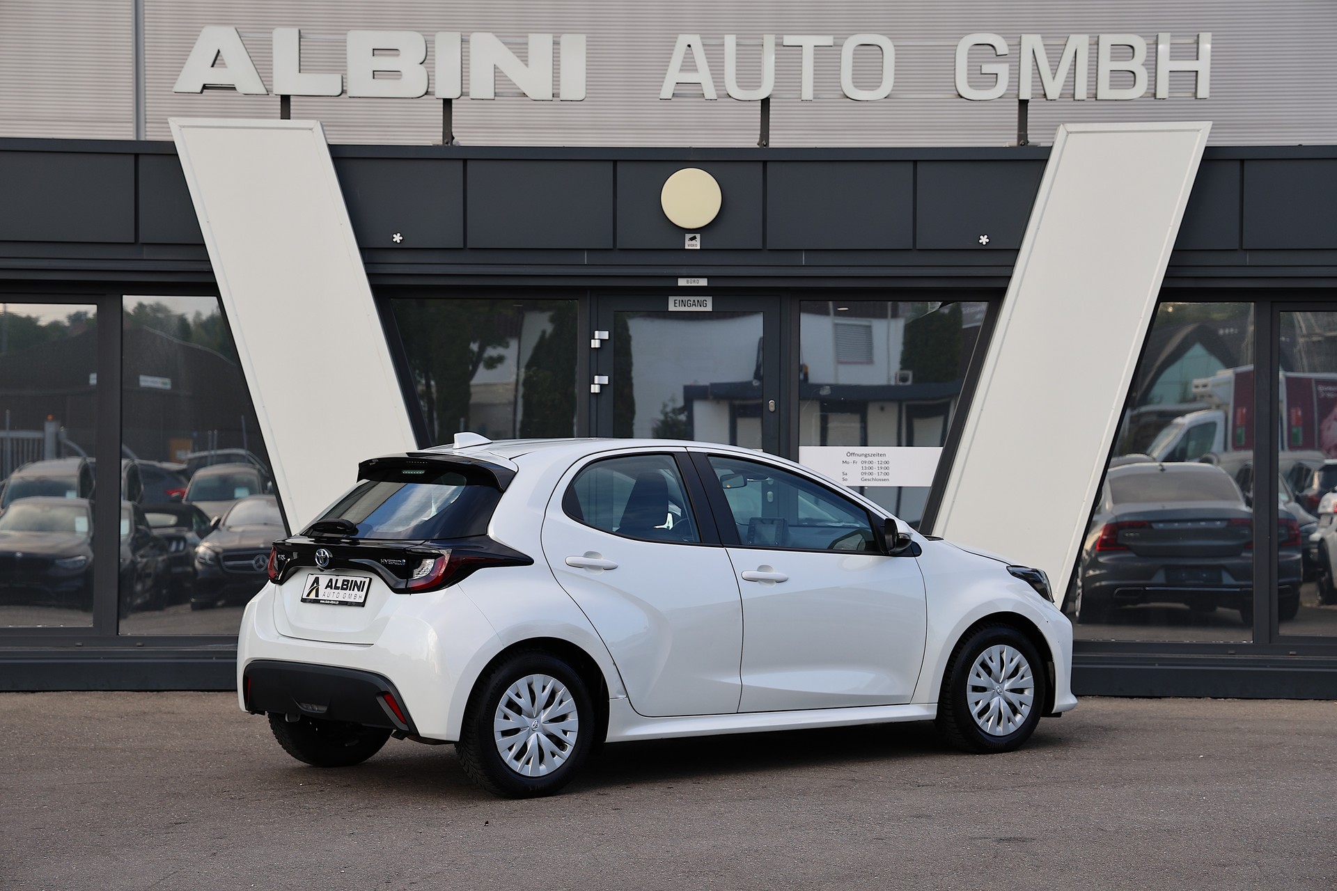 TOYOTA Yaris 1.5 Comfort e-CVT-image-2