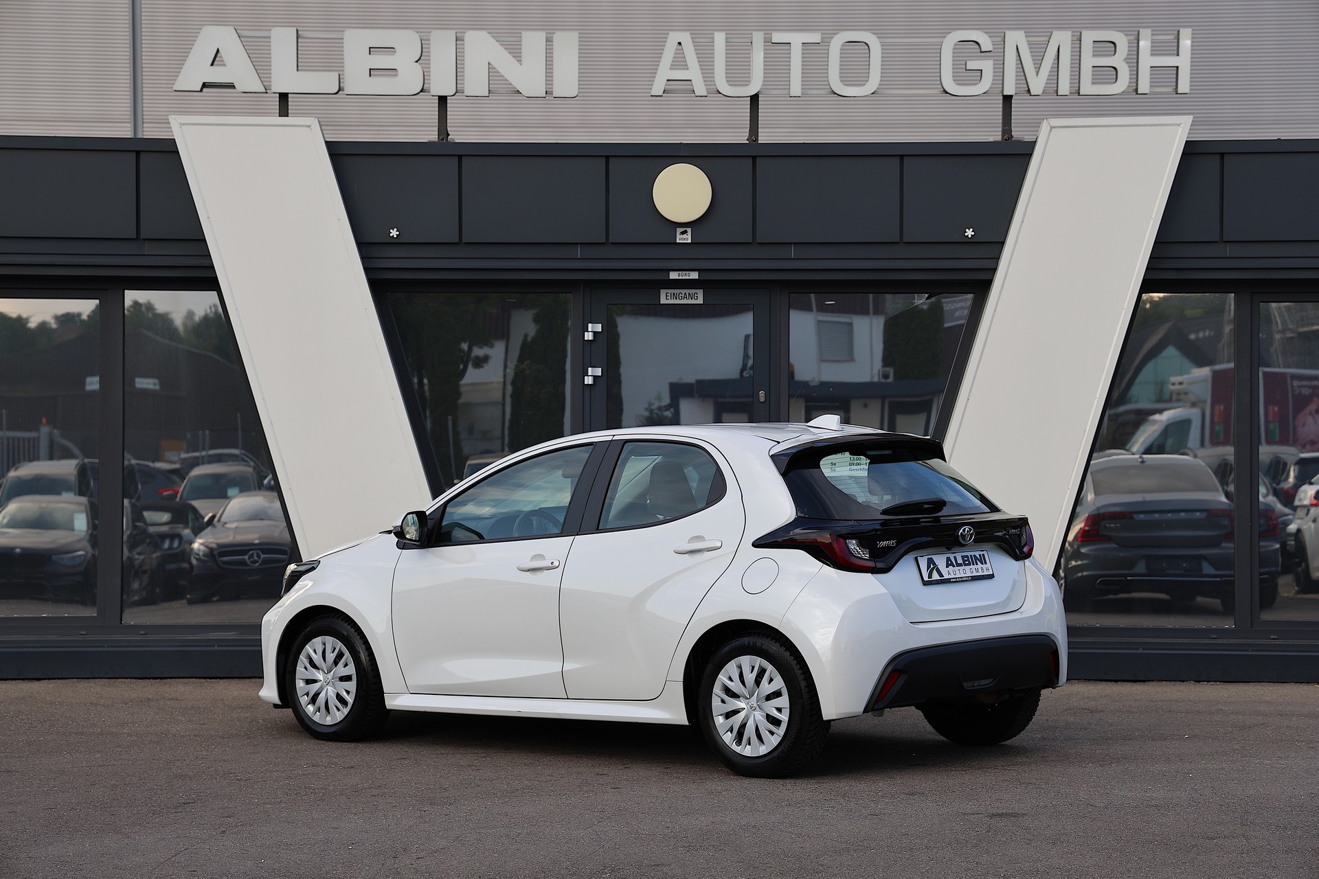 TOYOTA Yaris 1.5 Comfort e-CVT-image-3