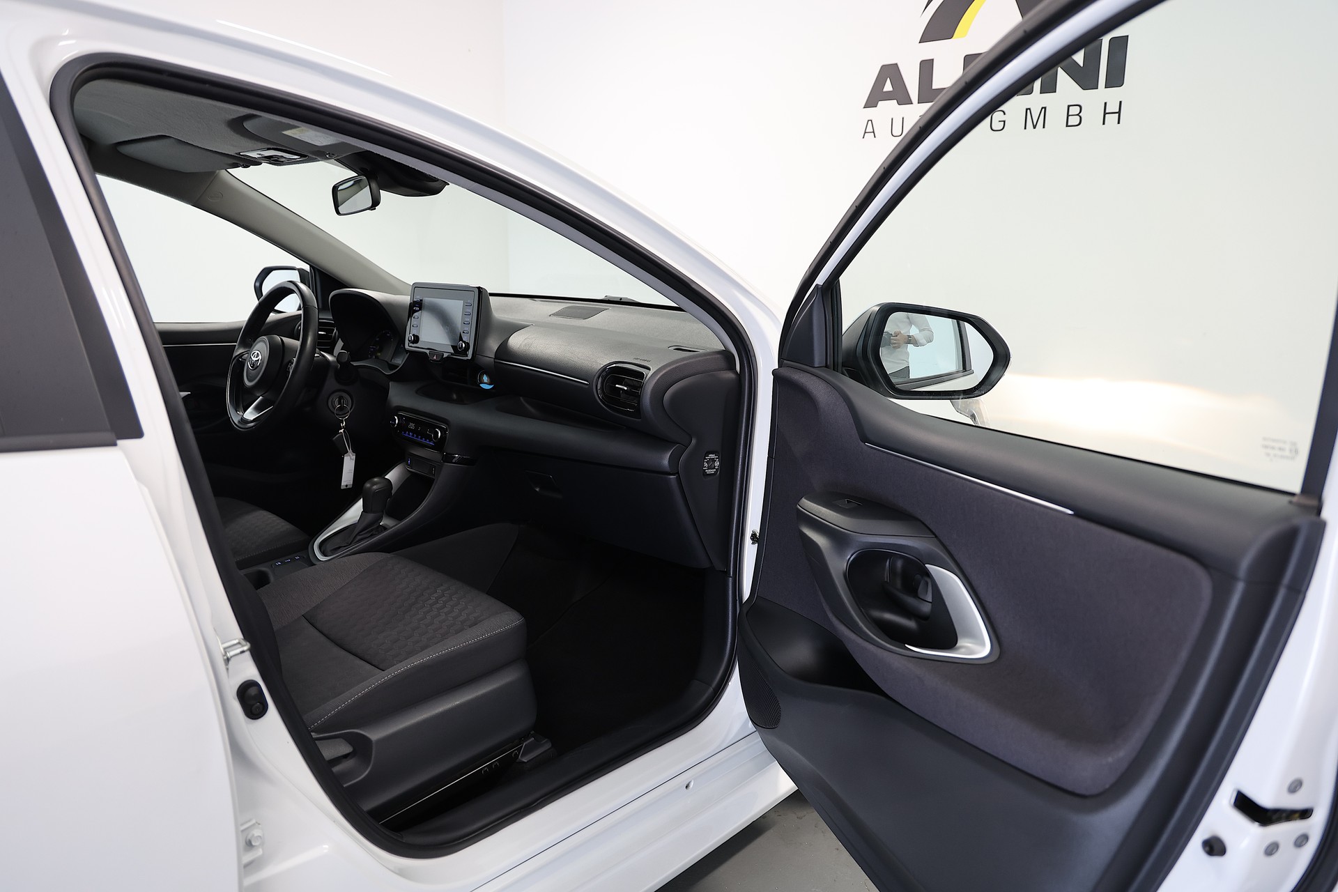 TOYOTA Yaris 1.5 Comfort e-CVT-image-10