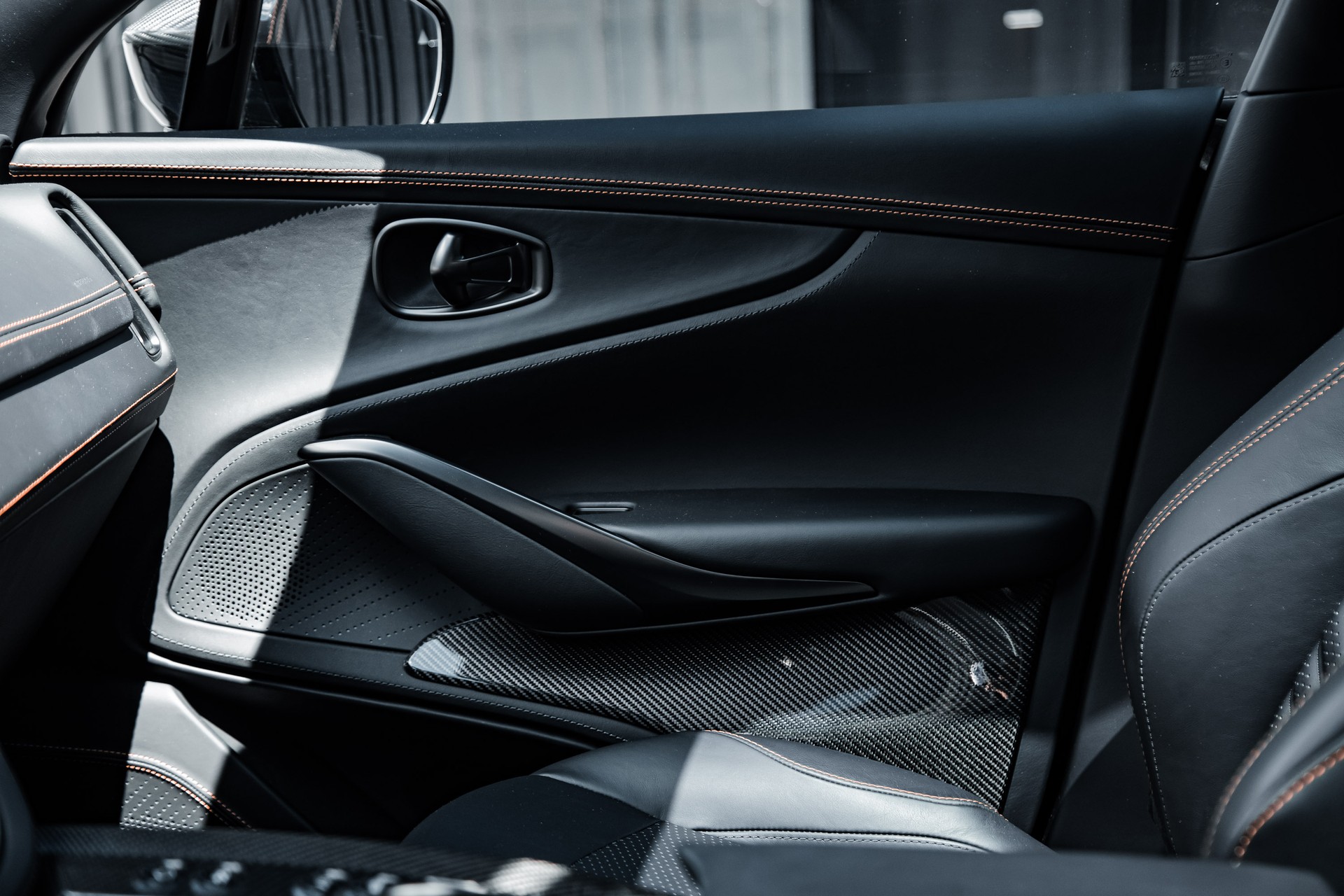 ASTON MARTIN DBX 707-image-14