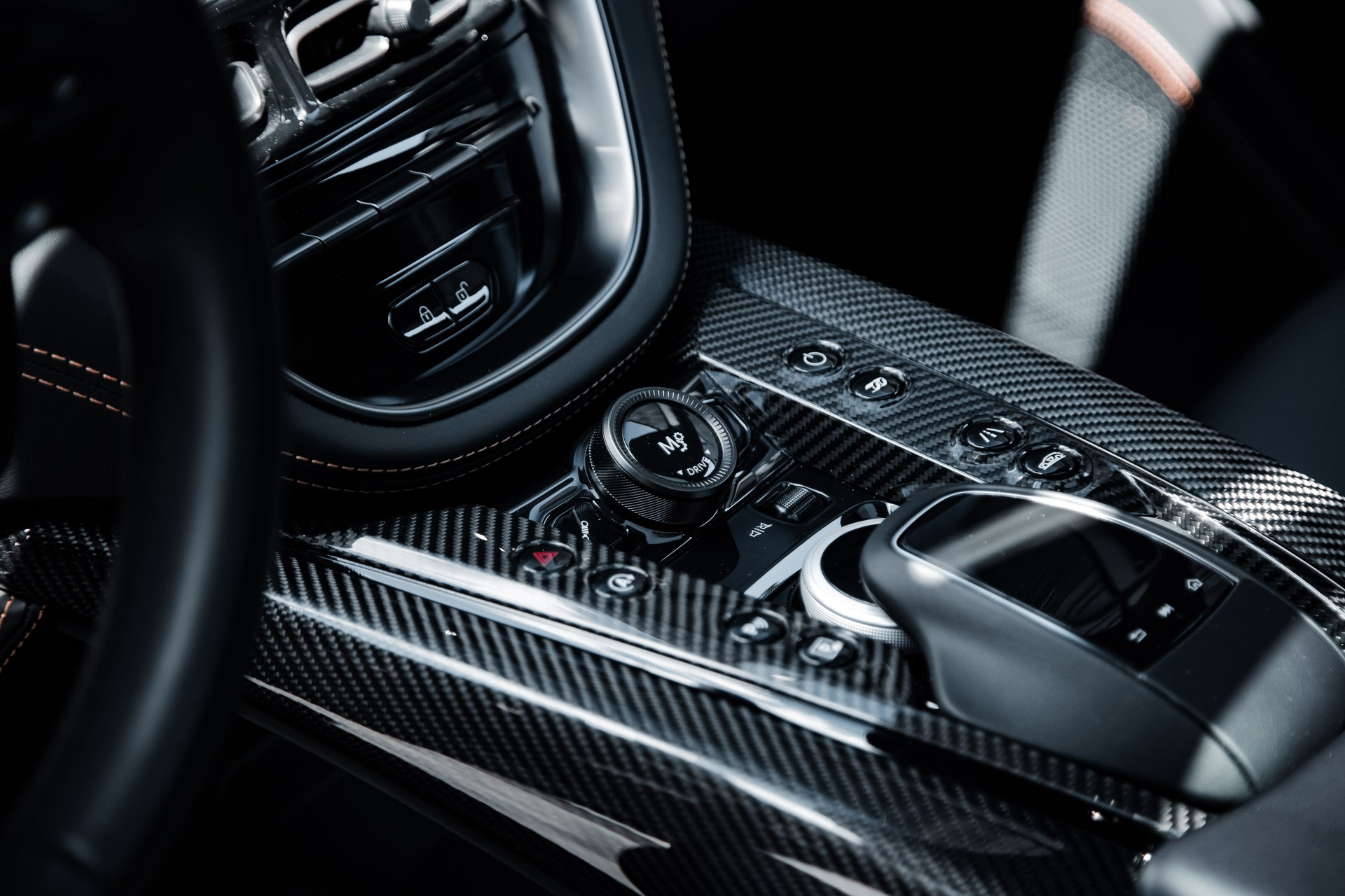 ASTON MARTIN DBX 707-image-12