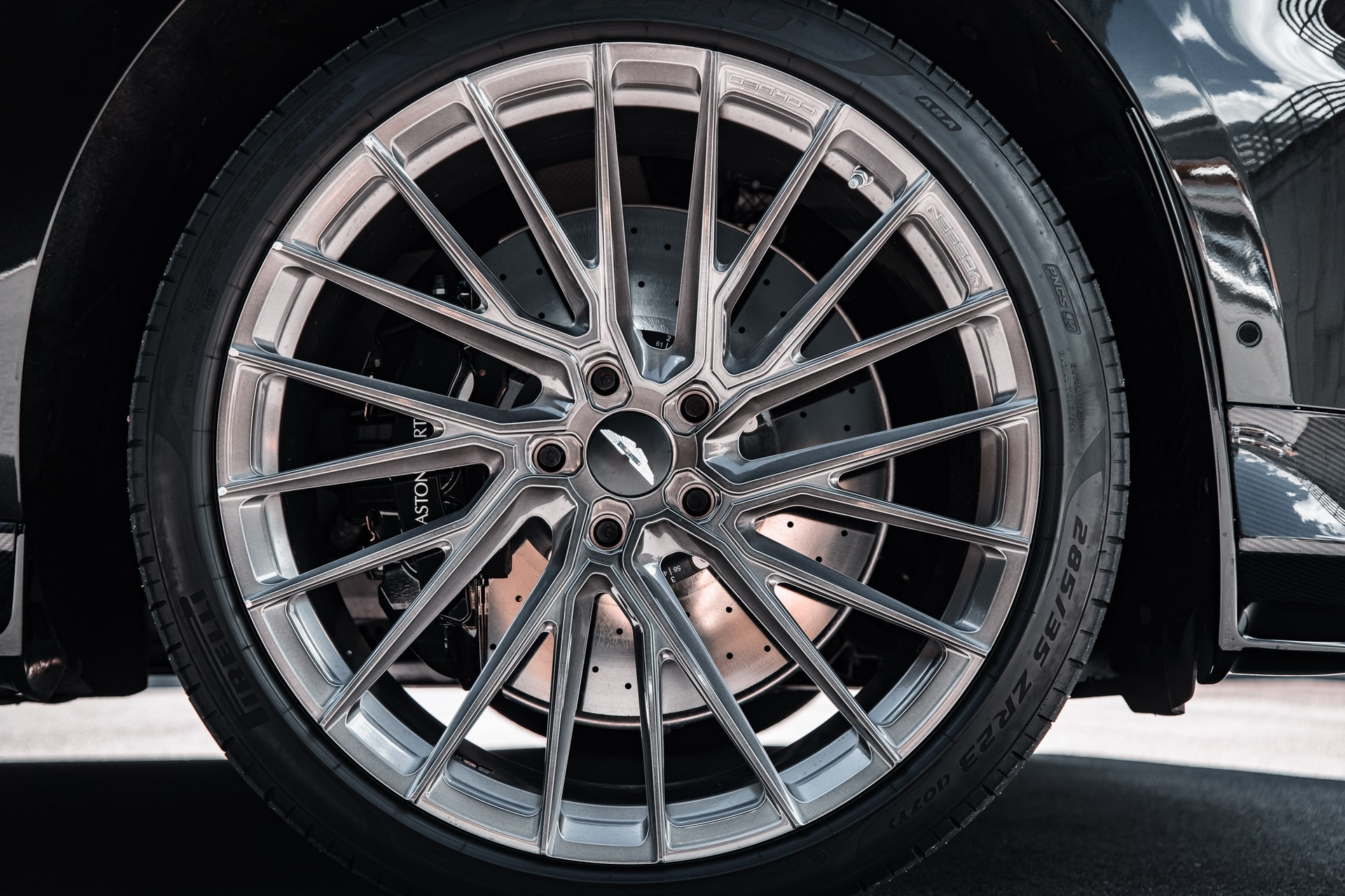 ASTON MARTIN DBX 707-image-9