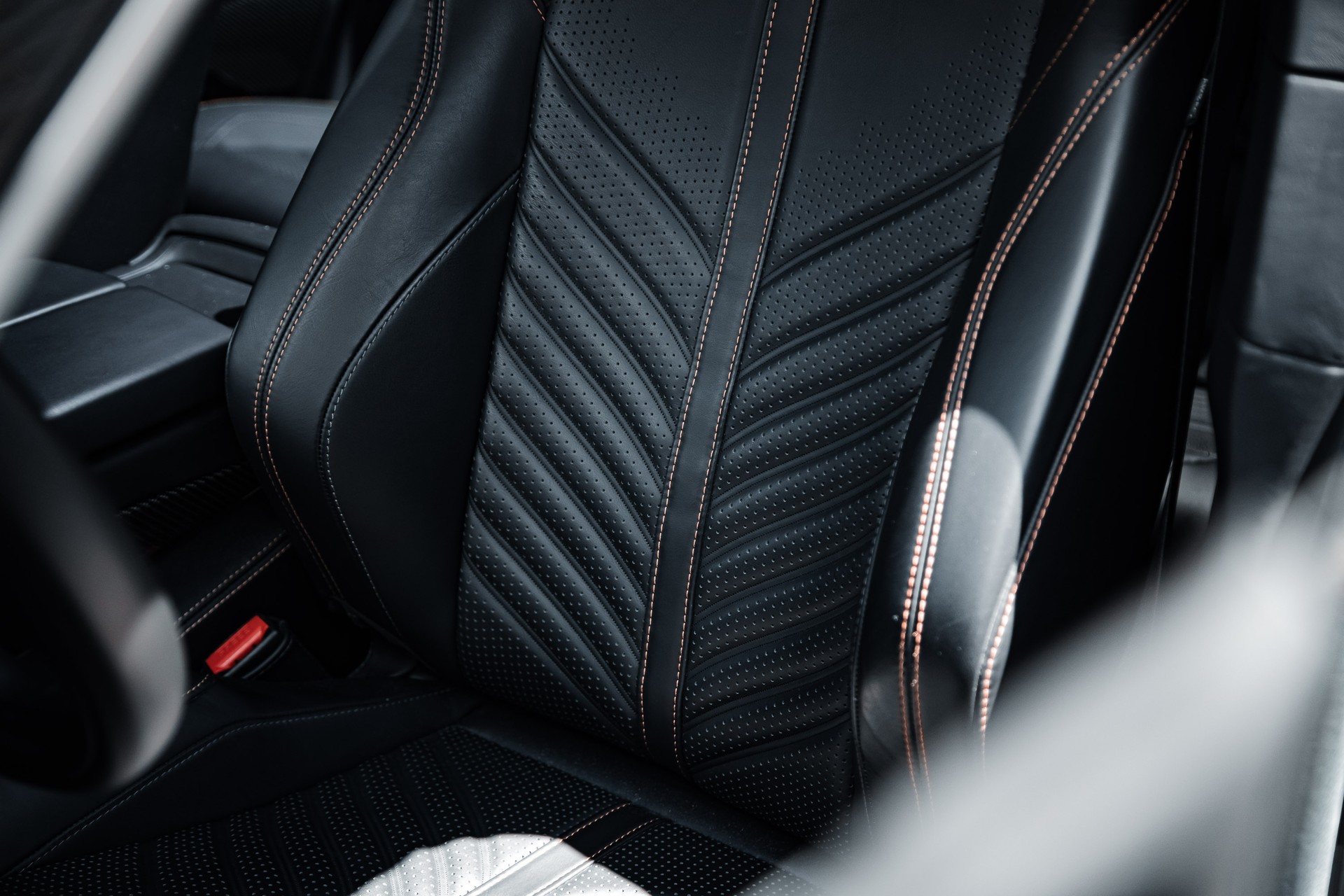 ASTON MARTIN DBX 707-image-16