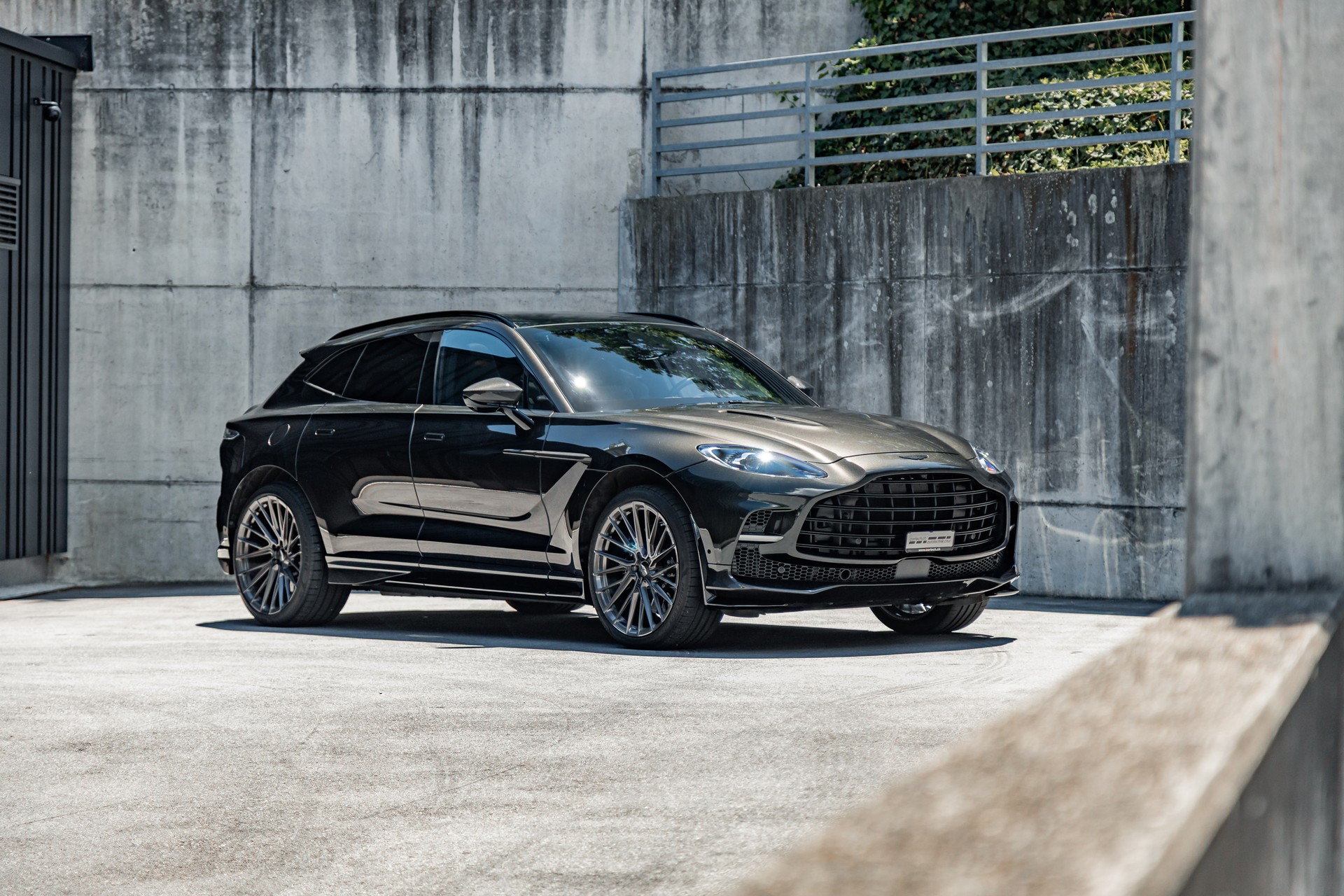 ASTON MARTIN DBX 707-image-1