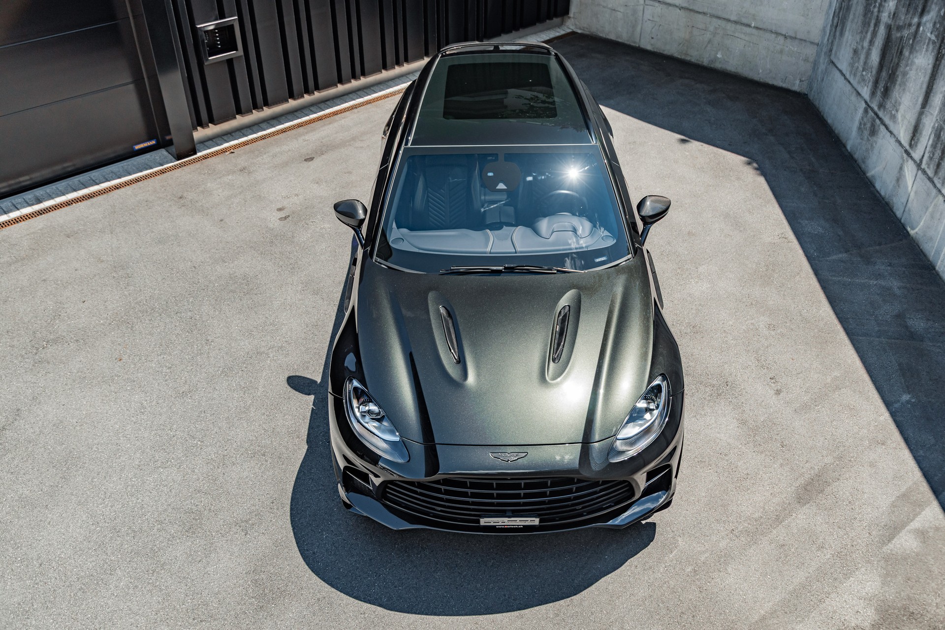 ASTON MARTIN DBX 707-image-2