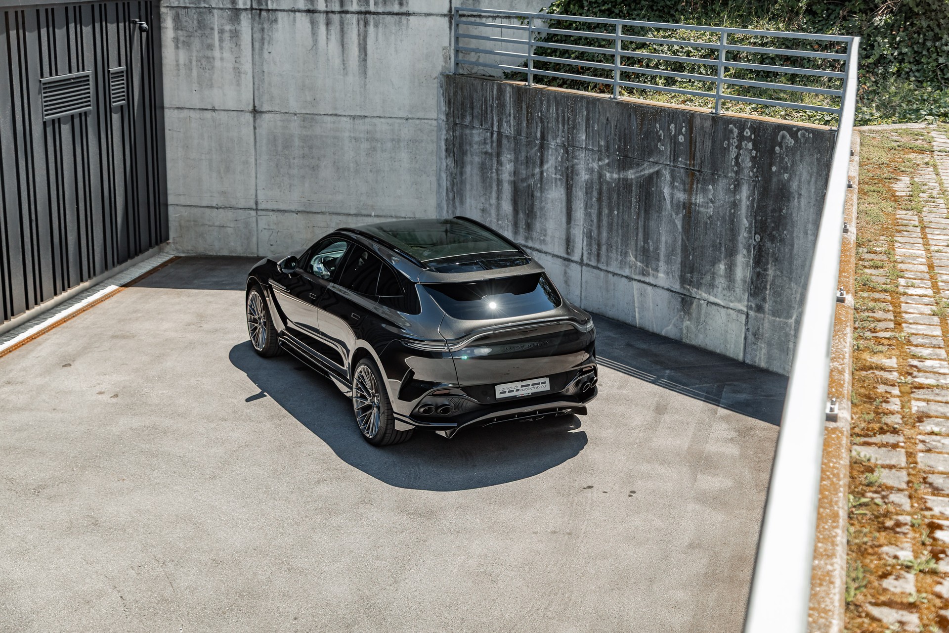 ASTON MARTIN DBX 707-image-21
