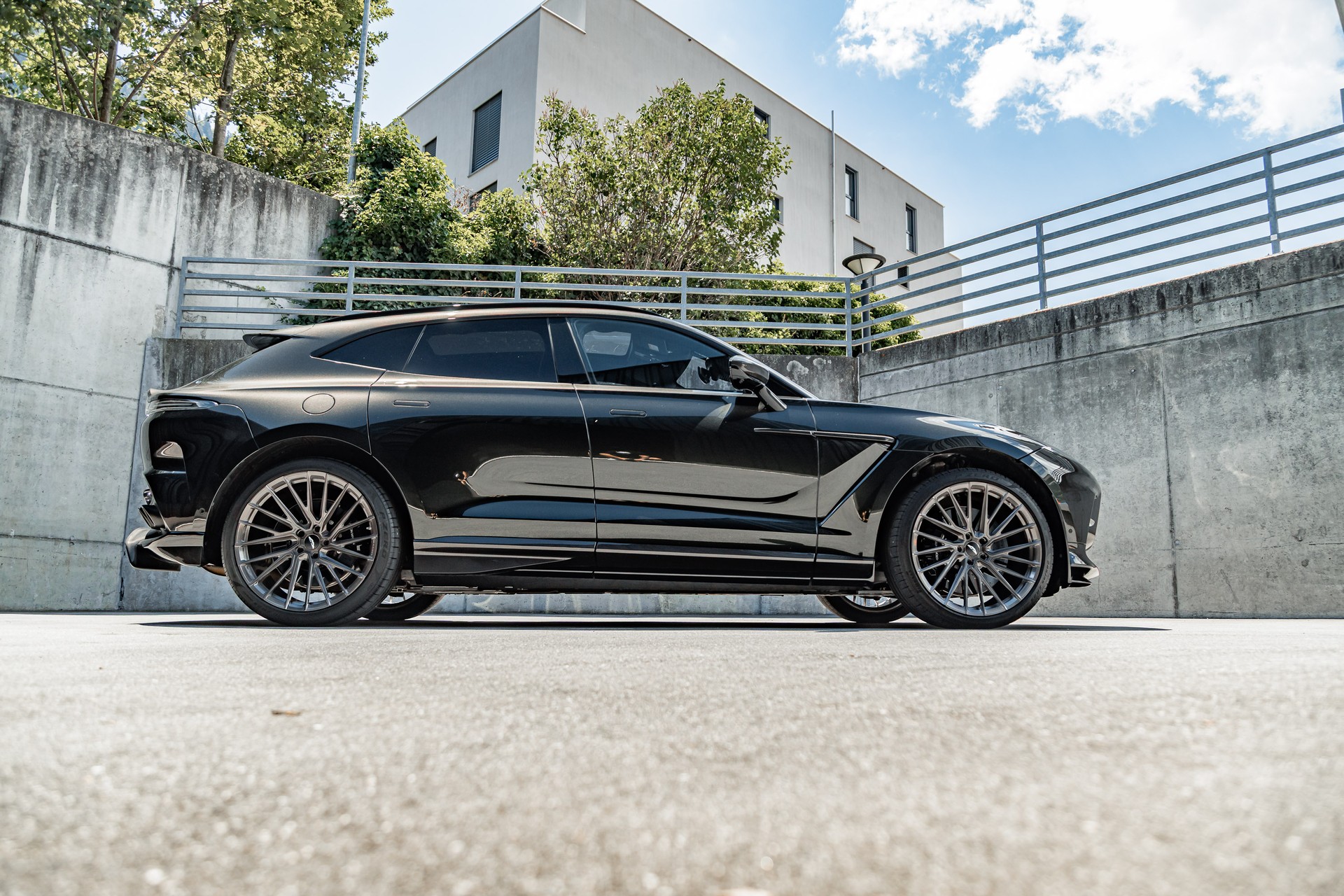 ASTON MARTIN DBX 707-image-0