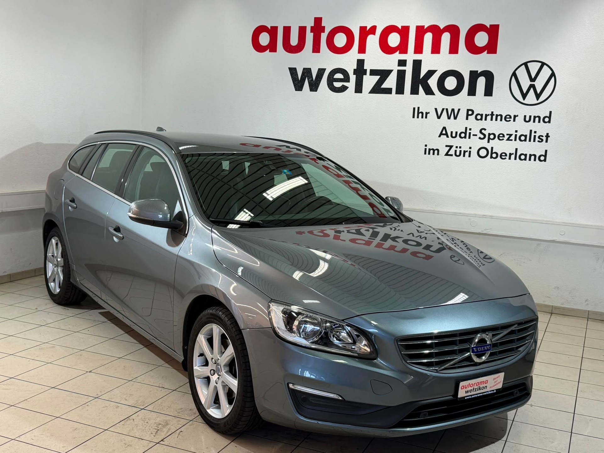 VOLVO V60 T4 Momentum-image-1