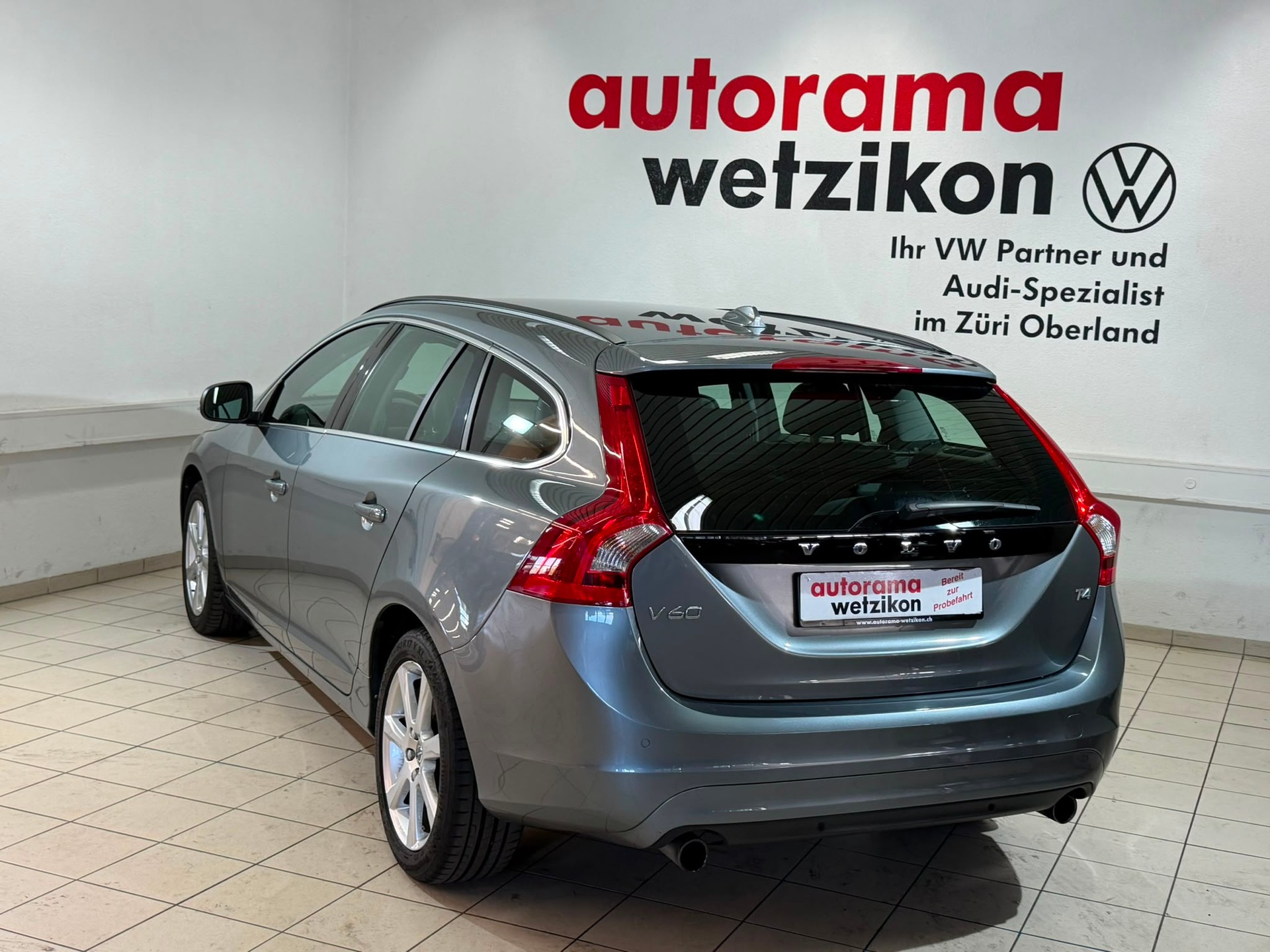 VOLVO V60 T4 Momentum-image-3