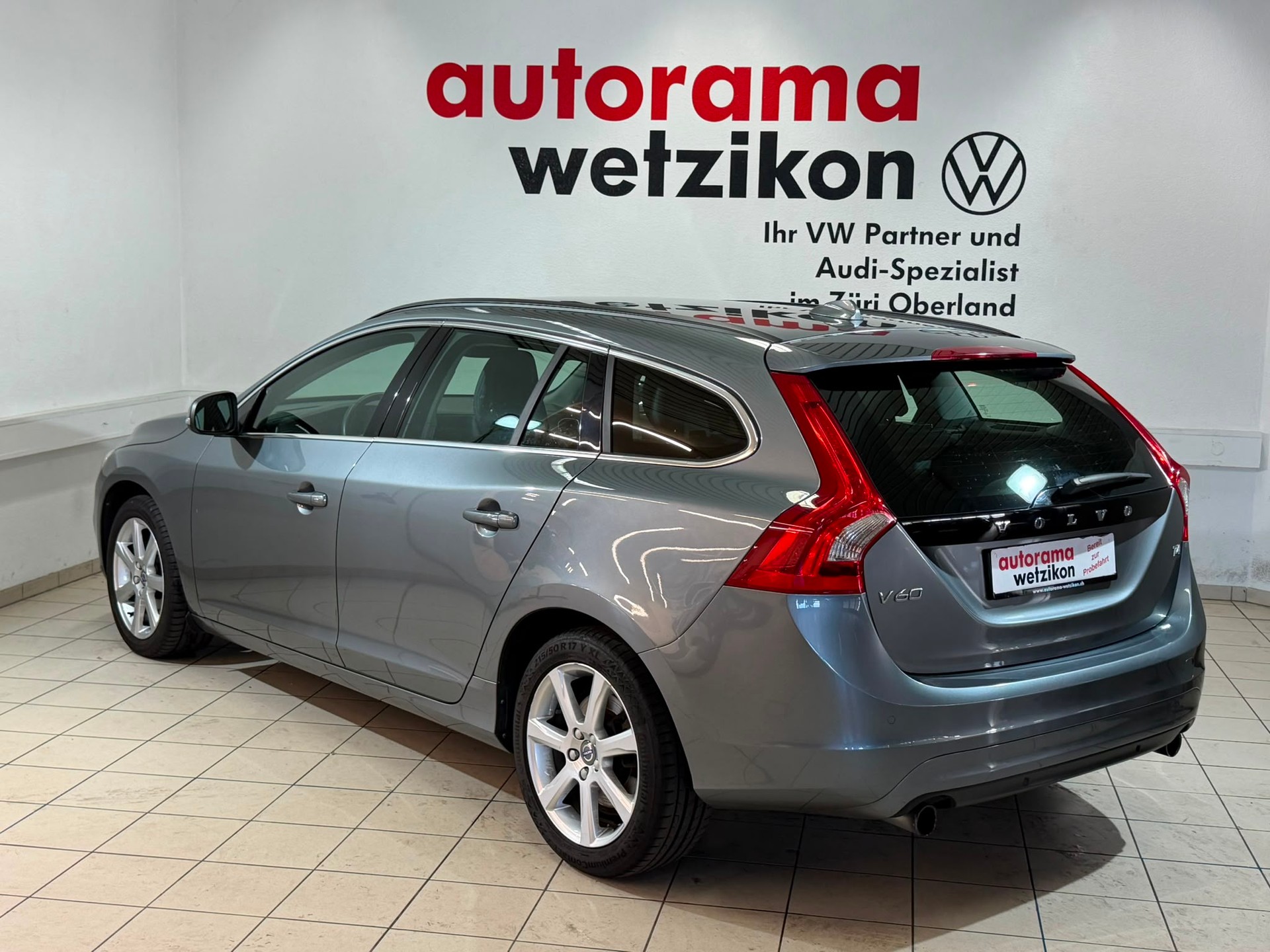 VOLVO V60 T4 Momentum-image-2