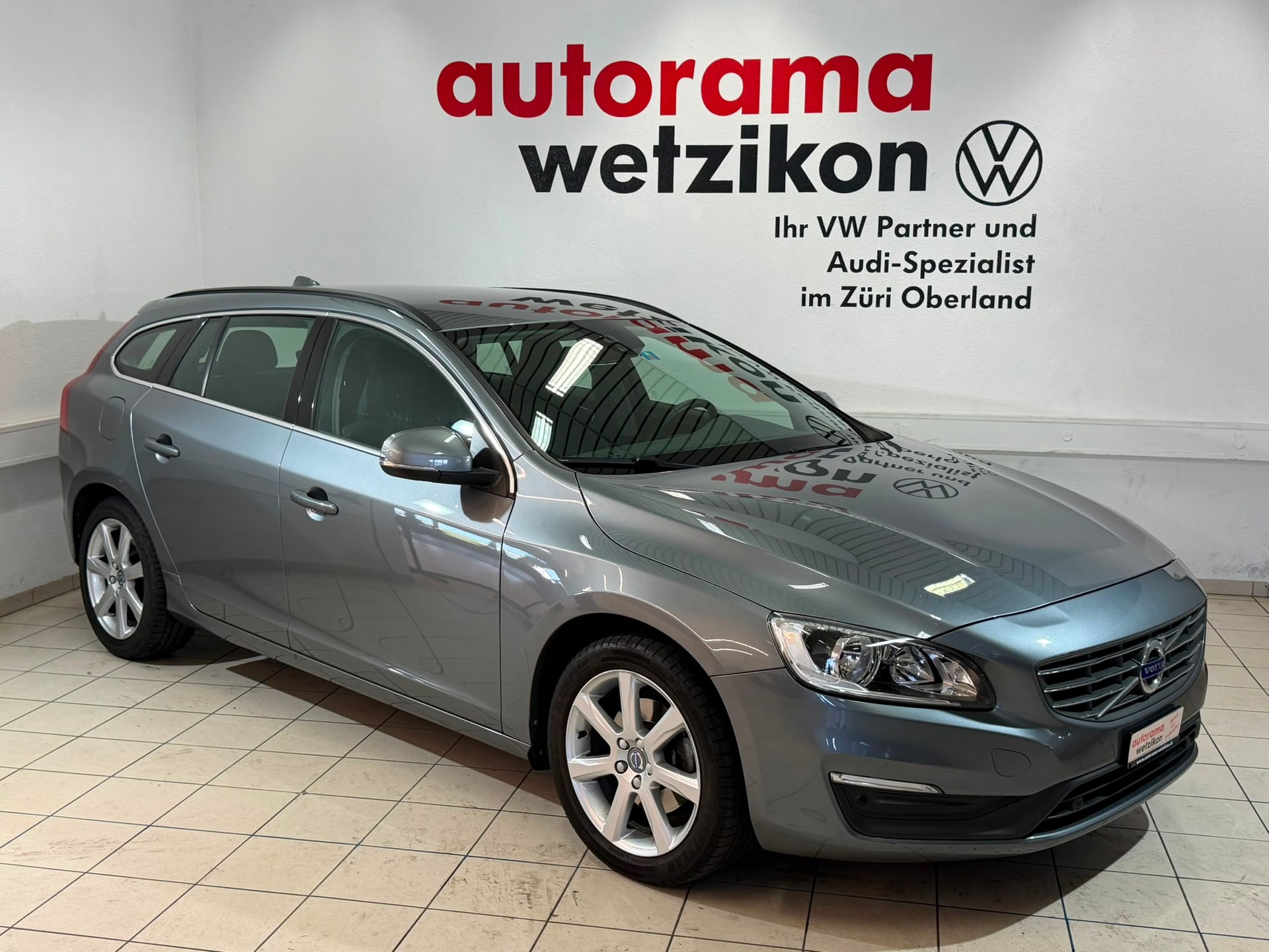 VOLVO V60 T4 Momentum-image-0