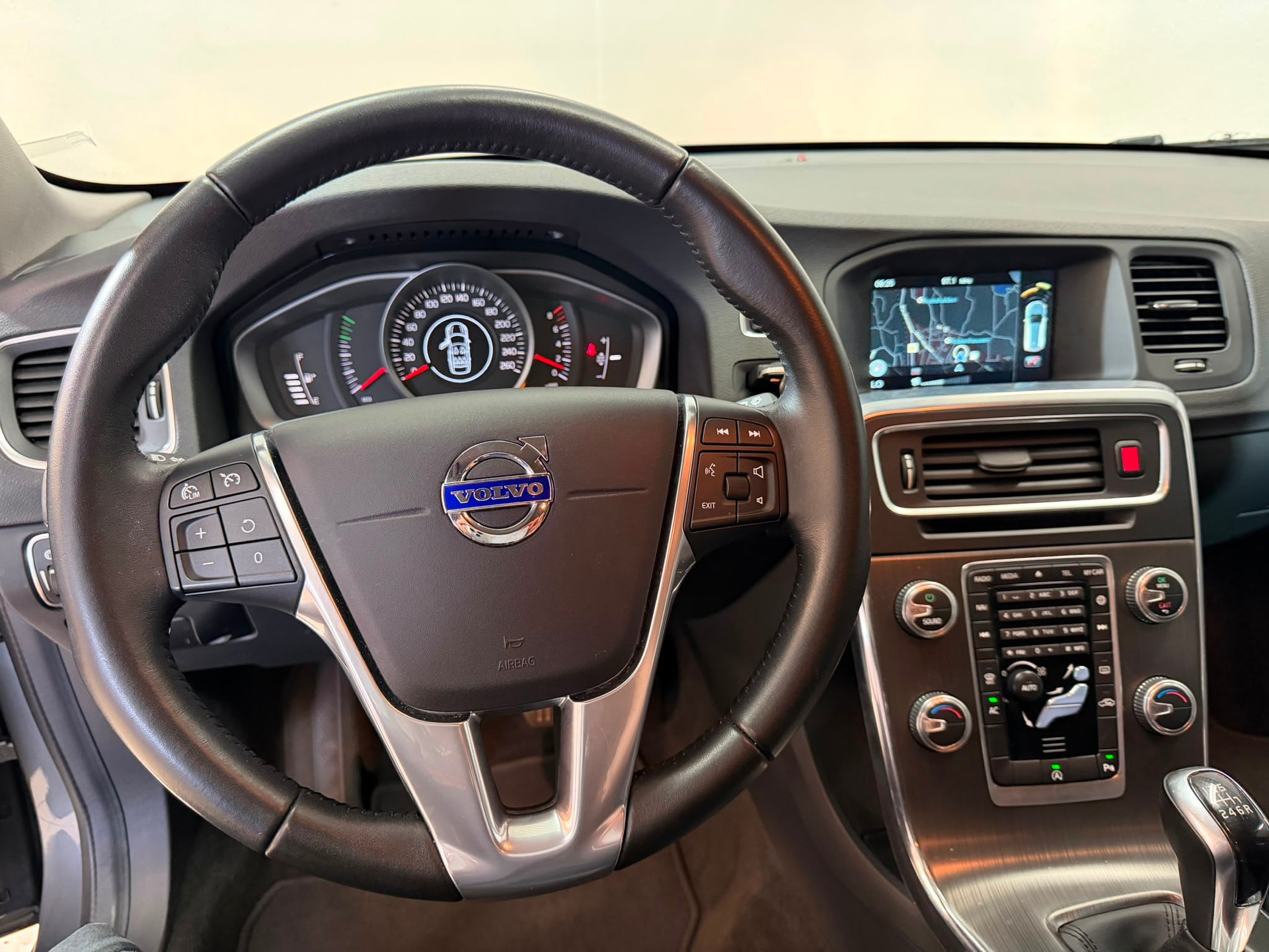 VOLVO V60 T4 Momentum-image-8