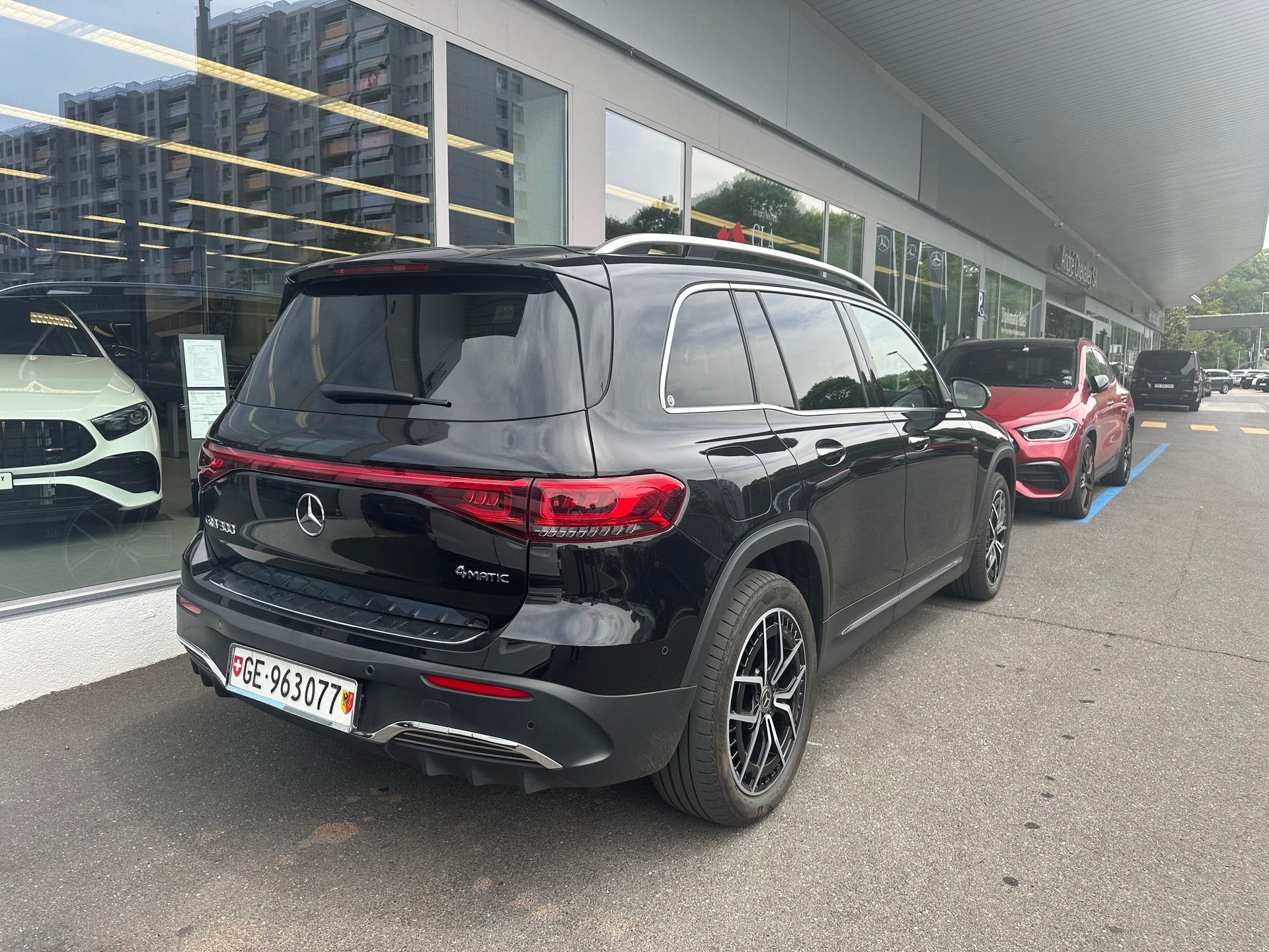 MERCEDES-BENZ EQB 300 Swiss Star AMG Line 4matic-image-2