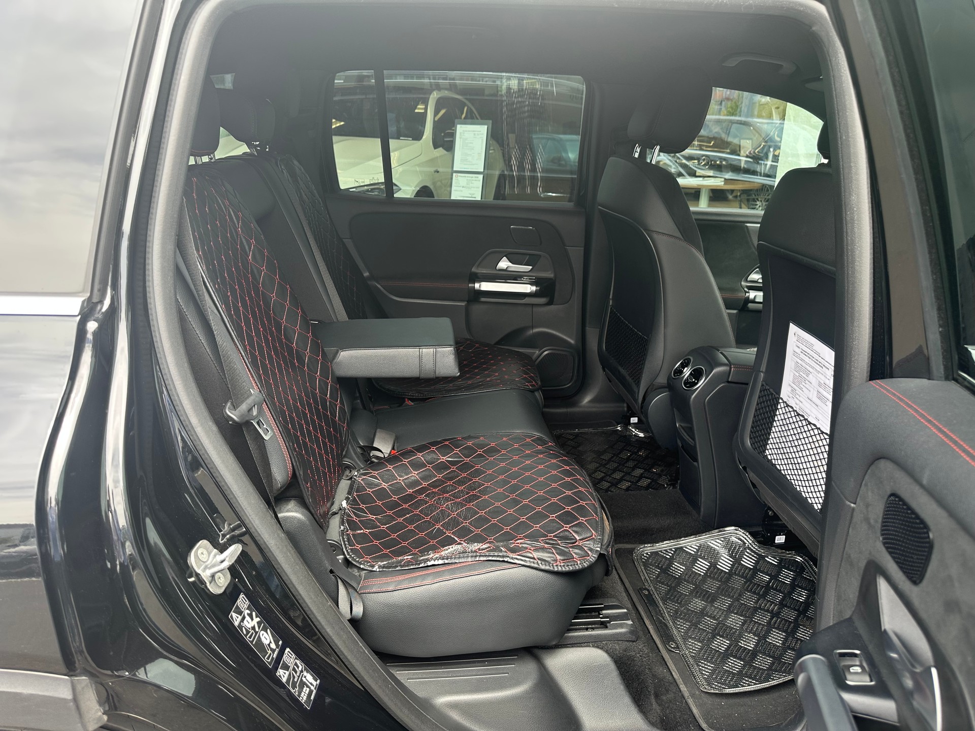 MERCEDES-BENZ EQB 300 Swiss Star AMG Line 4matic-image-3