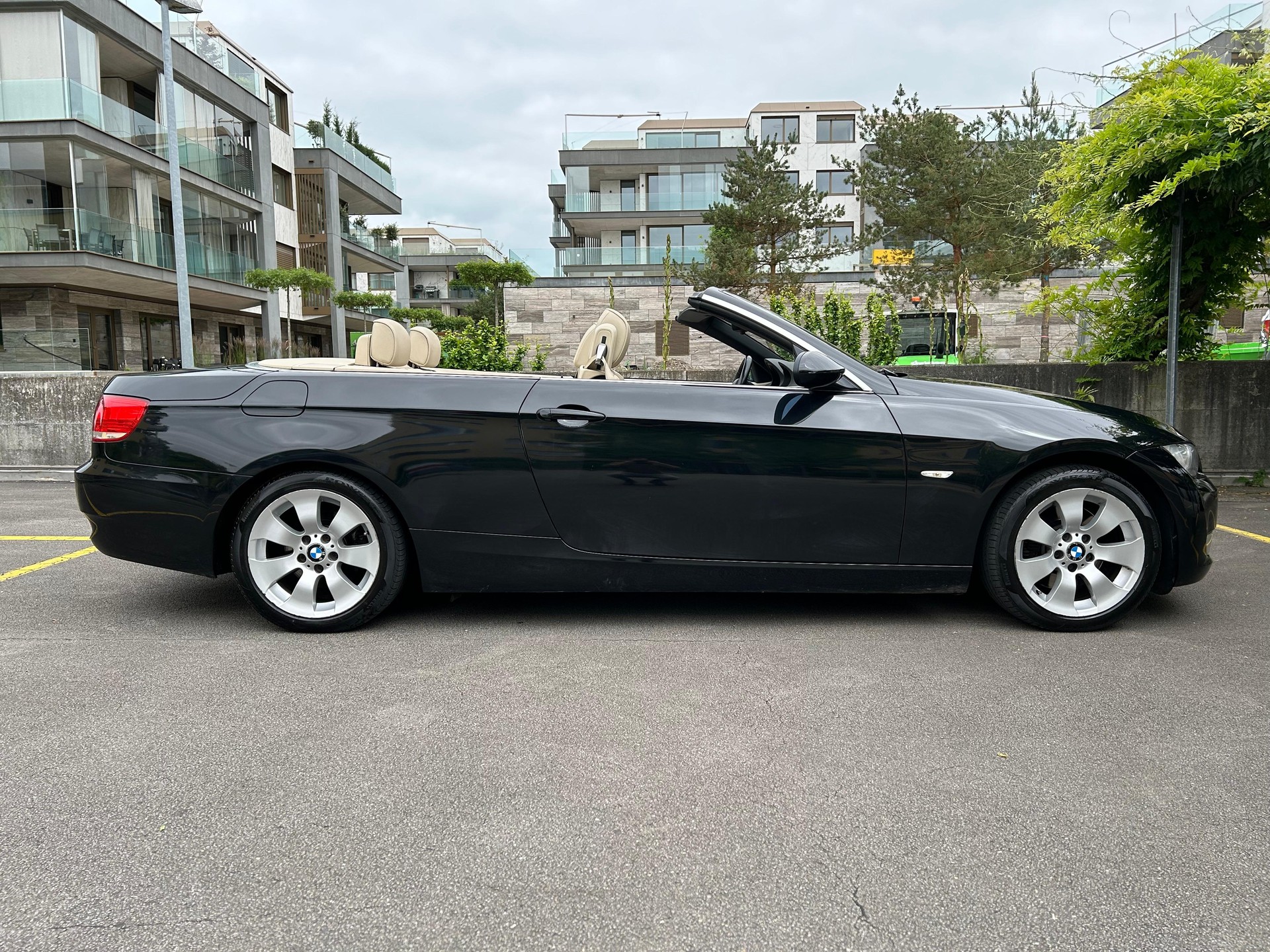 BMW 325i-image-1