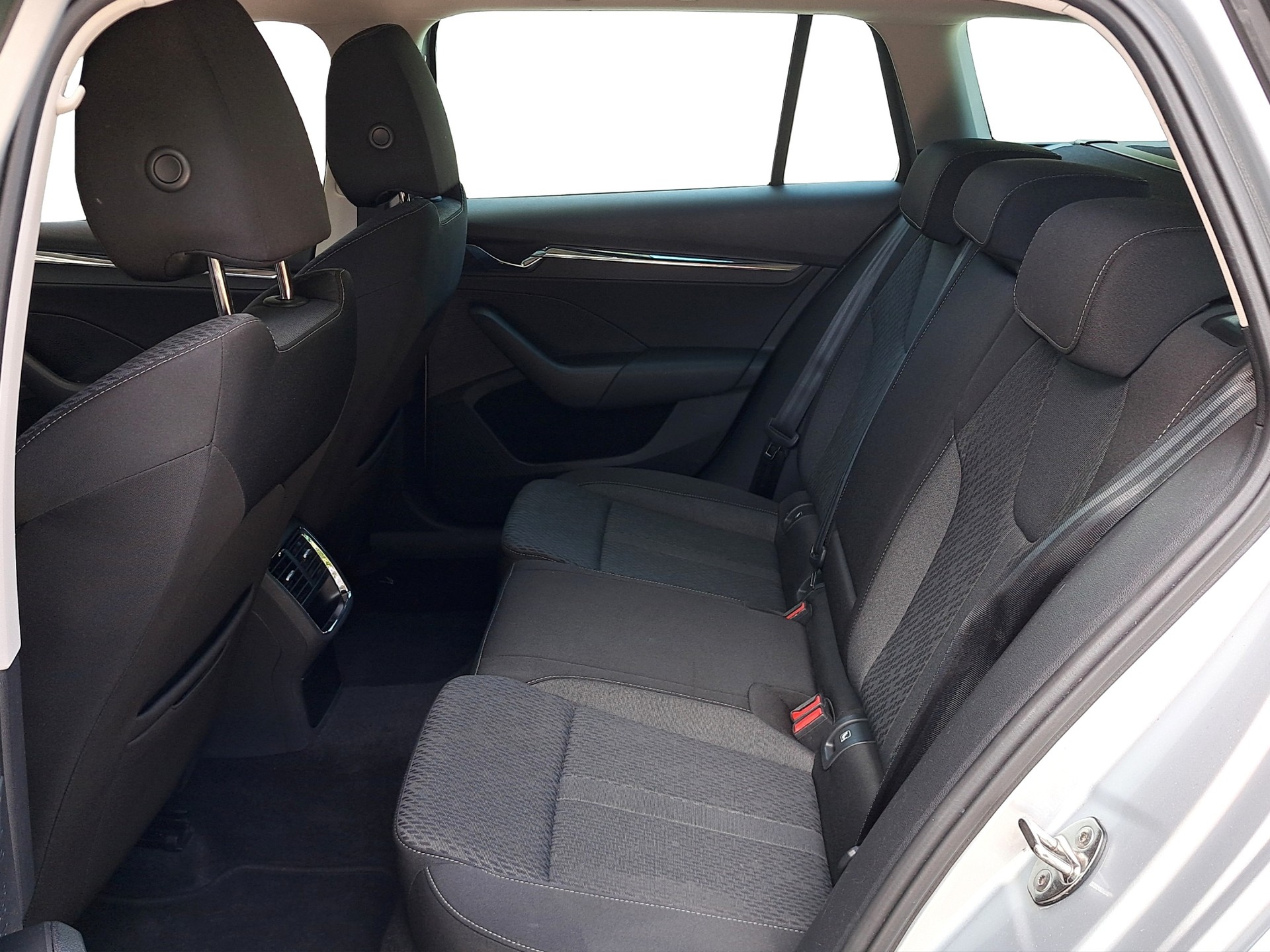 SKODA Octavia Combi 2.0 TDI DSG Style 4x4-image-8