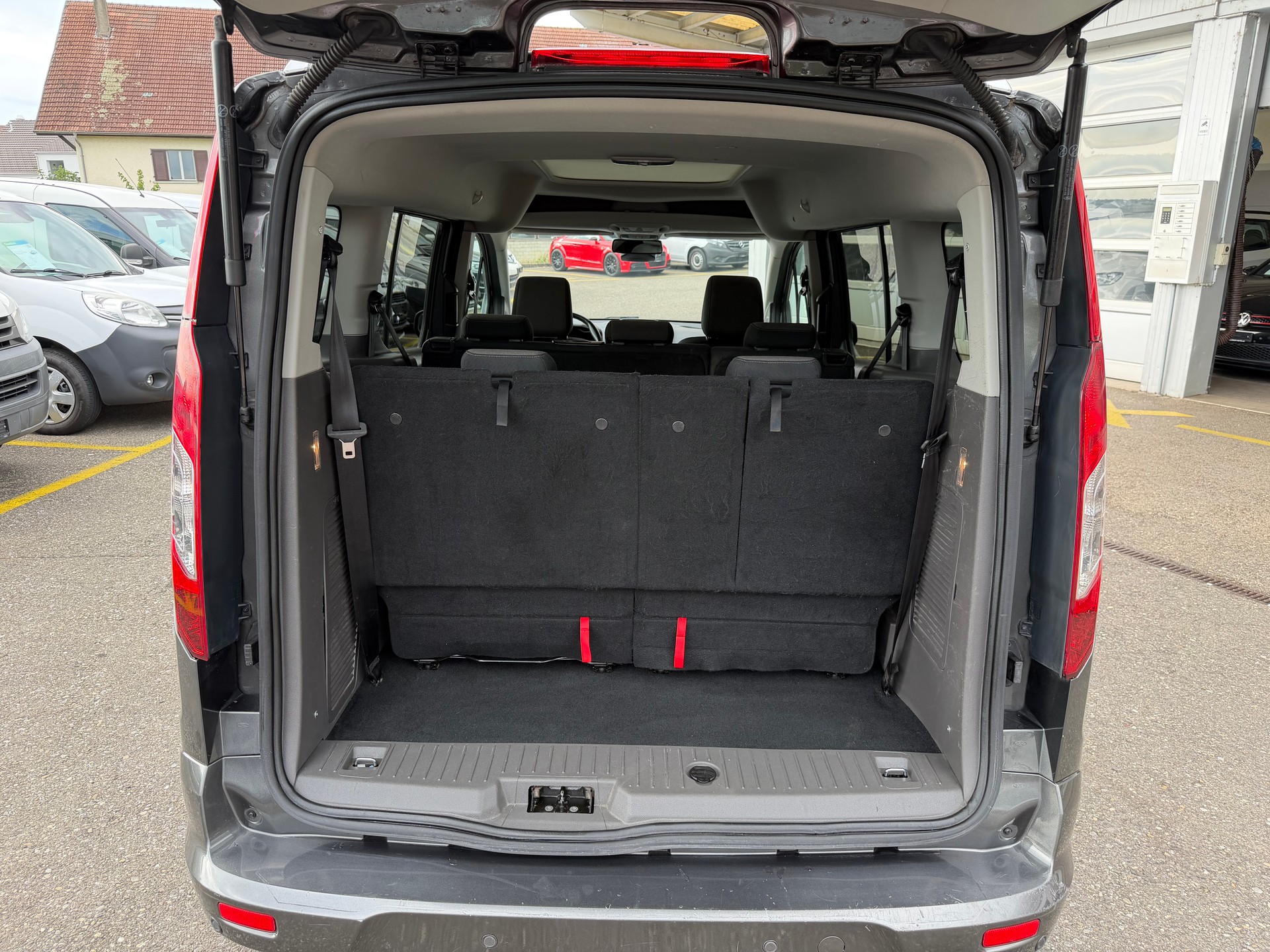 FORD Grand Tourneo Connect 1.5 EcoBlue Trend Automat-image-14