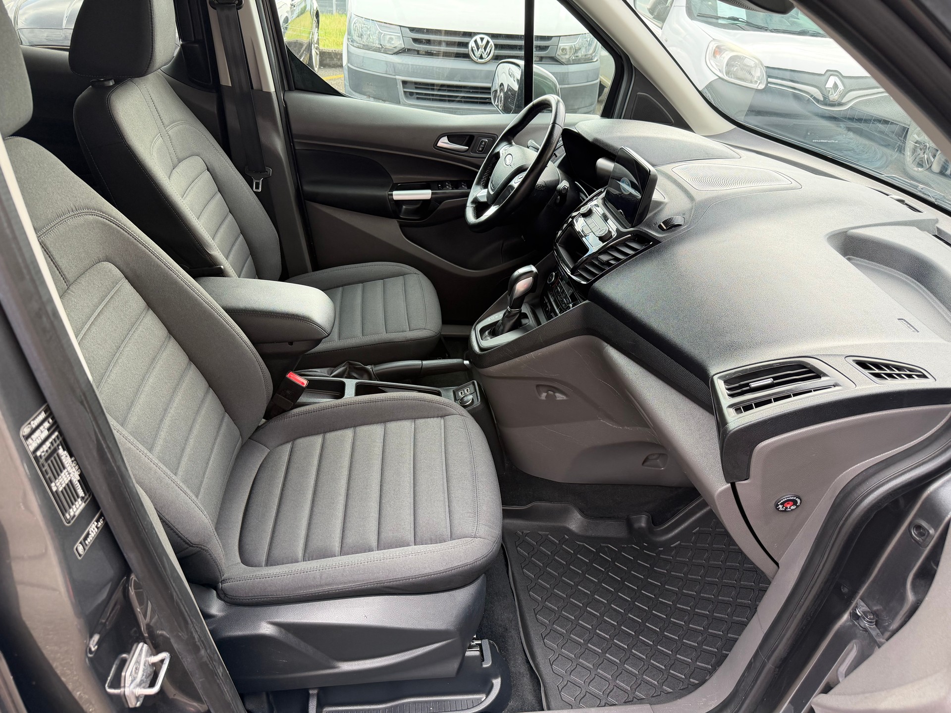 FORD Grand Tourneo Connect 1.5 EcoBlue Trend Automat-image-11