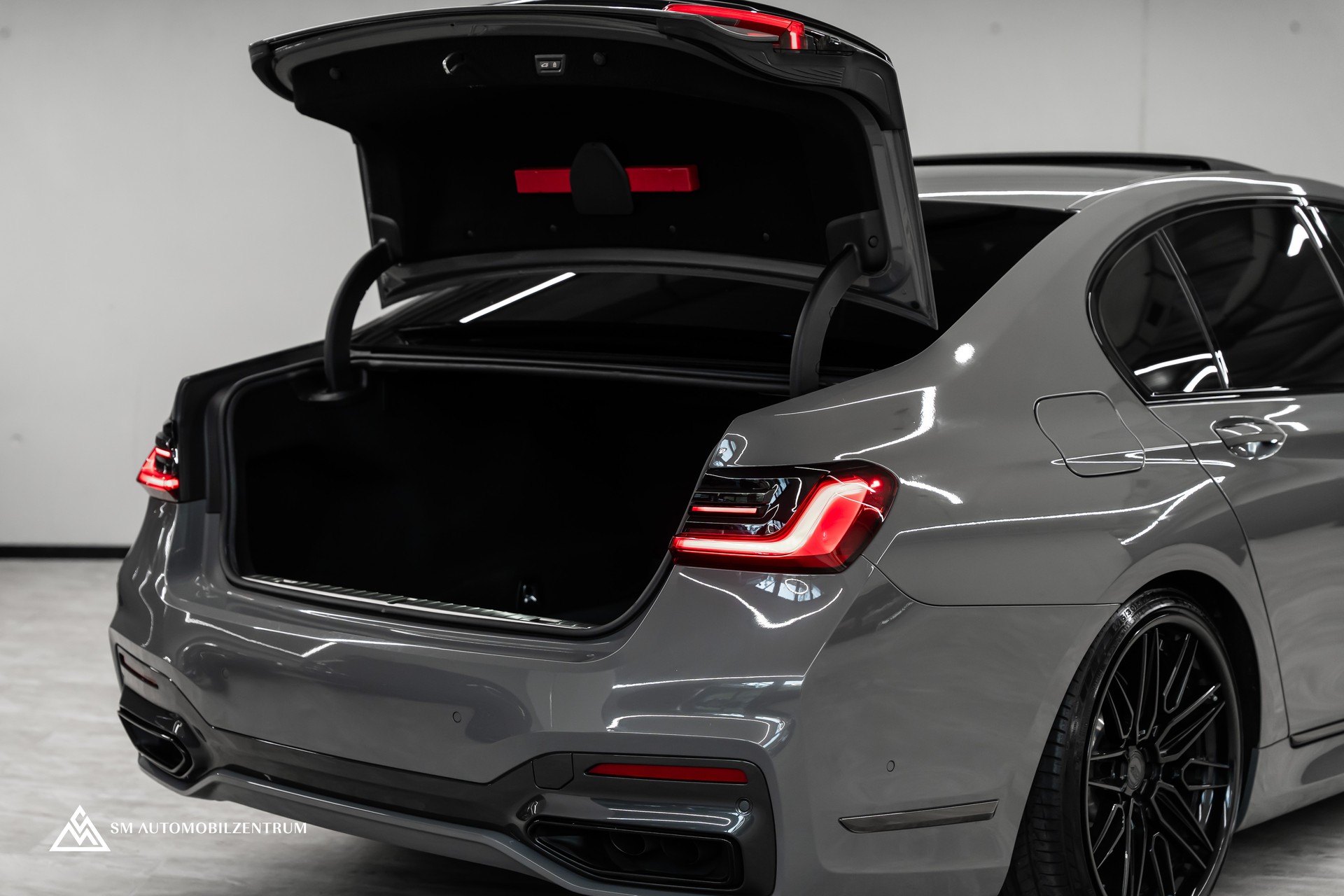 BMW 750i xDrive M Sport Steptronic / Vollausstattung / CH-Fahrzeug / Massagesitze-image-11