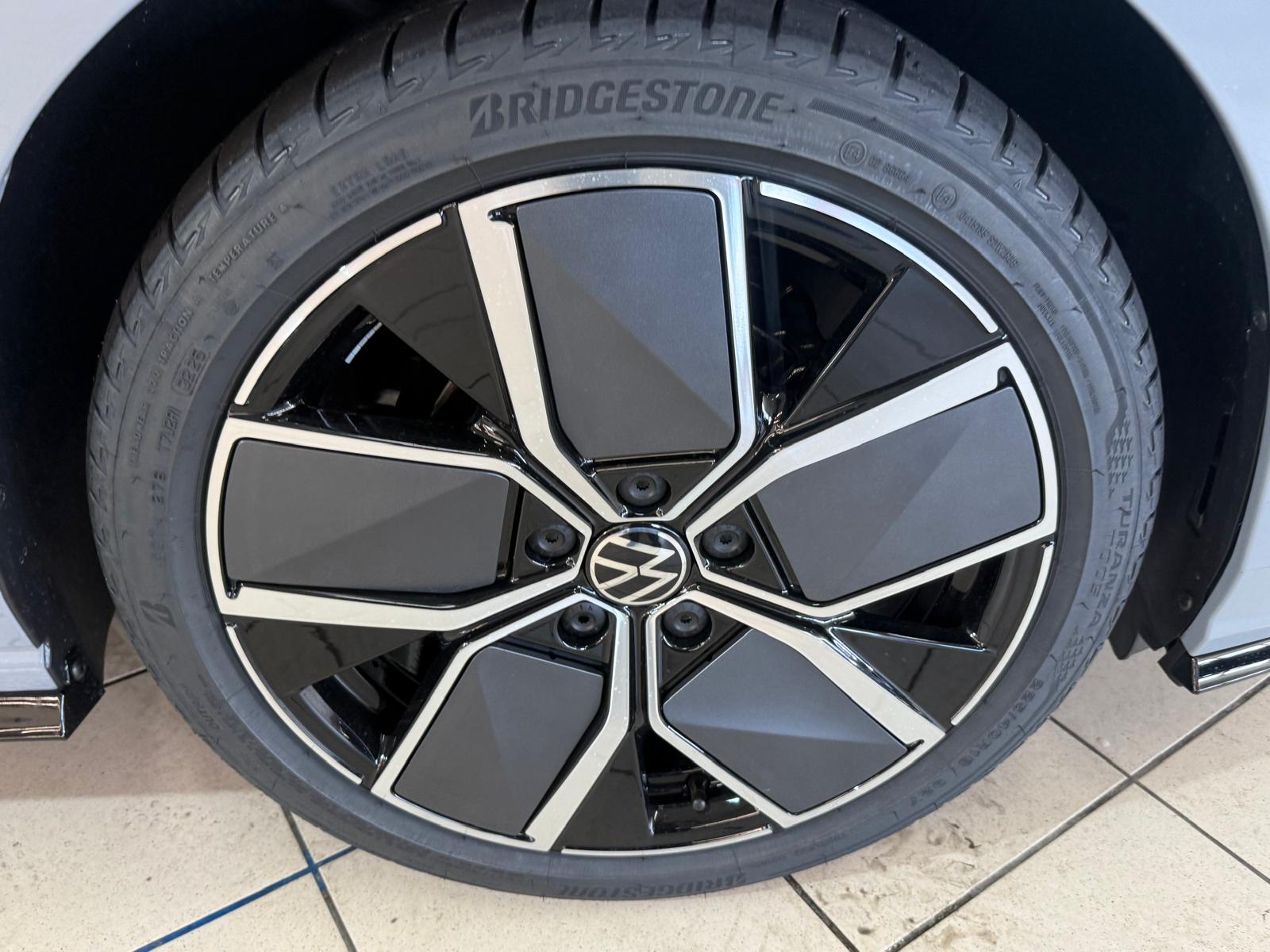 VW Golf 1.5 e TSI mHEV R-Line DSG-image-4