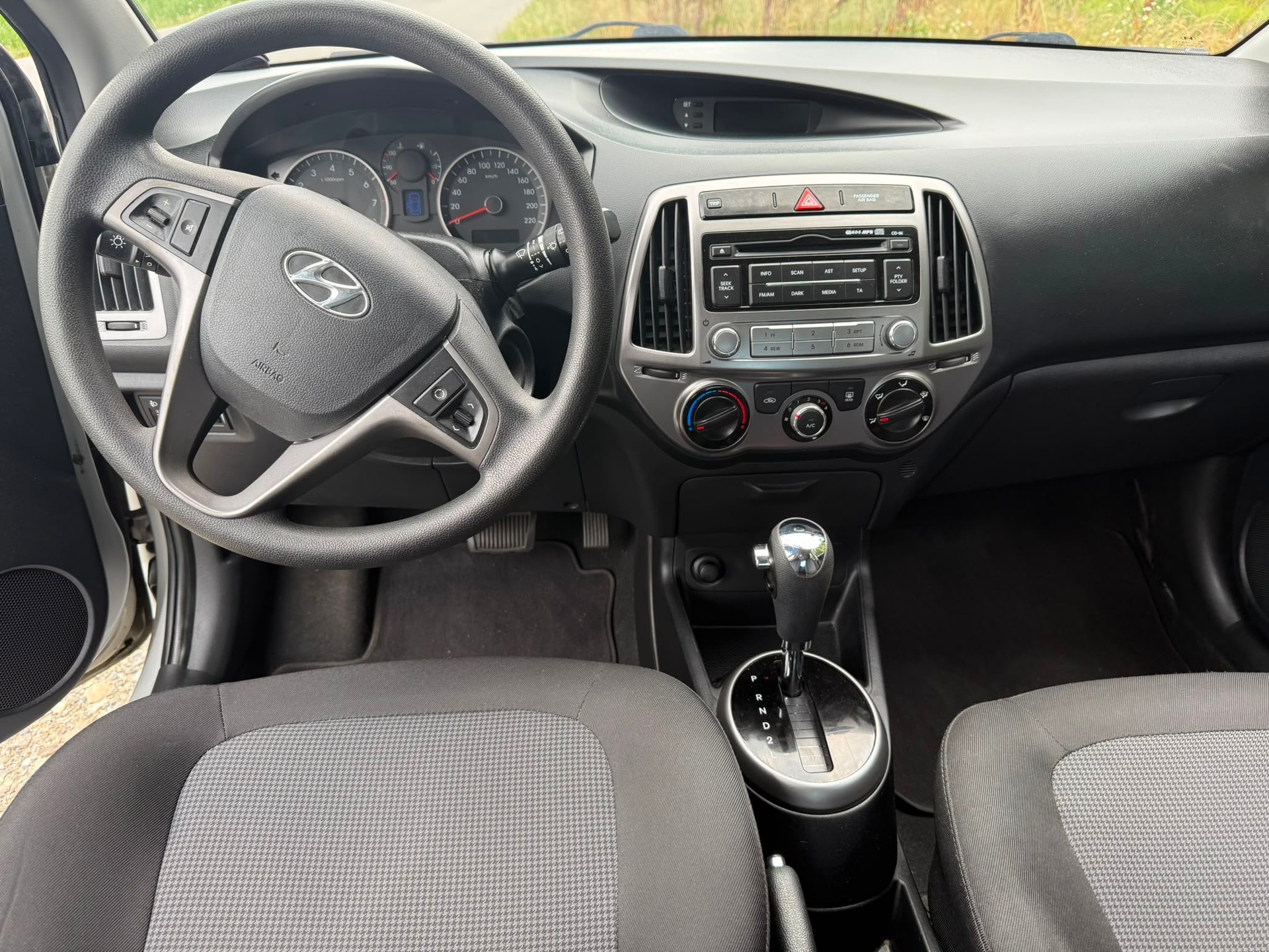 HYUNDAI i20 1.4 Style Automatic-image-6