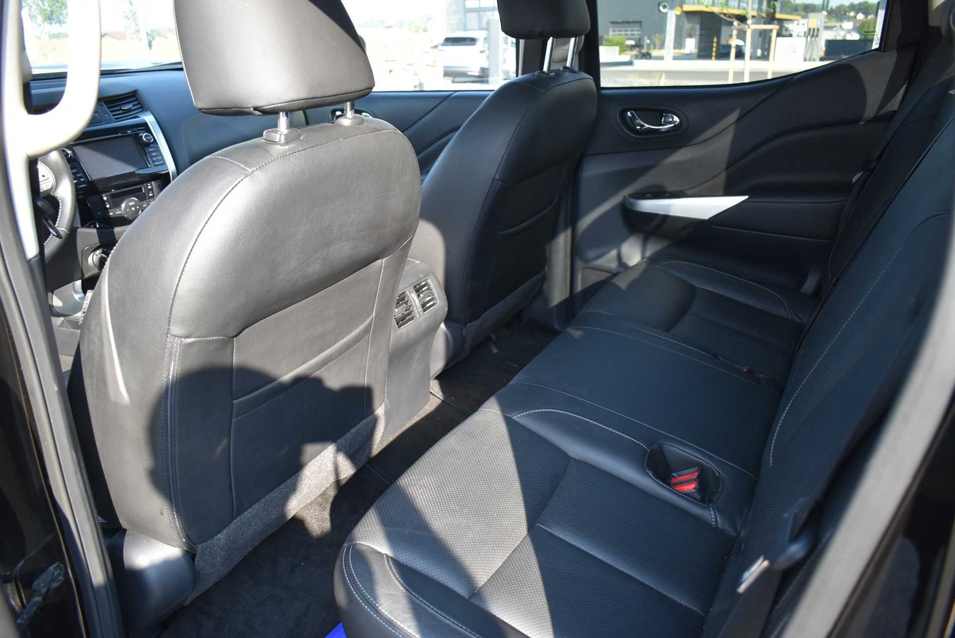 NISSAN Navara Double Cab Tekna 2.3 dCi 4WD Automatic-image-2