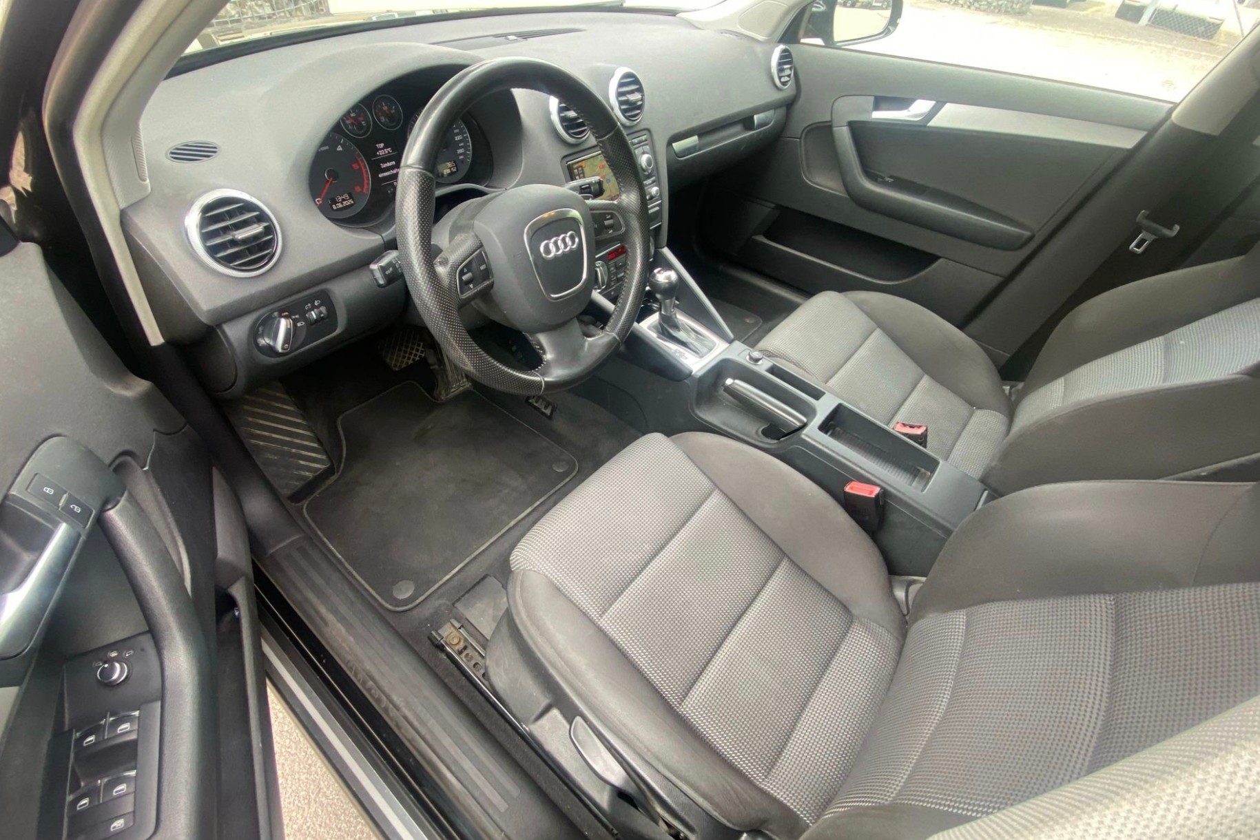 AUDI A3 Sportback 2.0 TDI Ambiente S-tronic-image-7