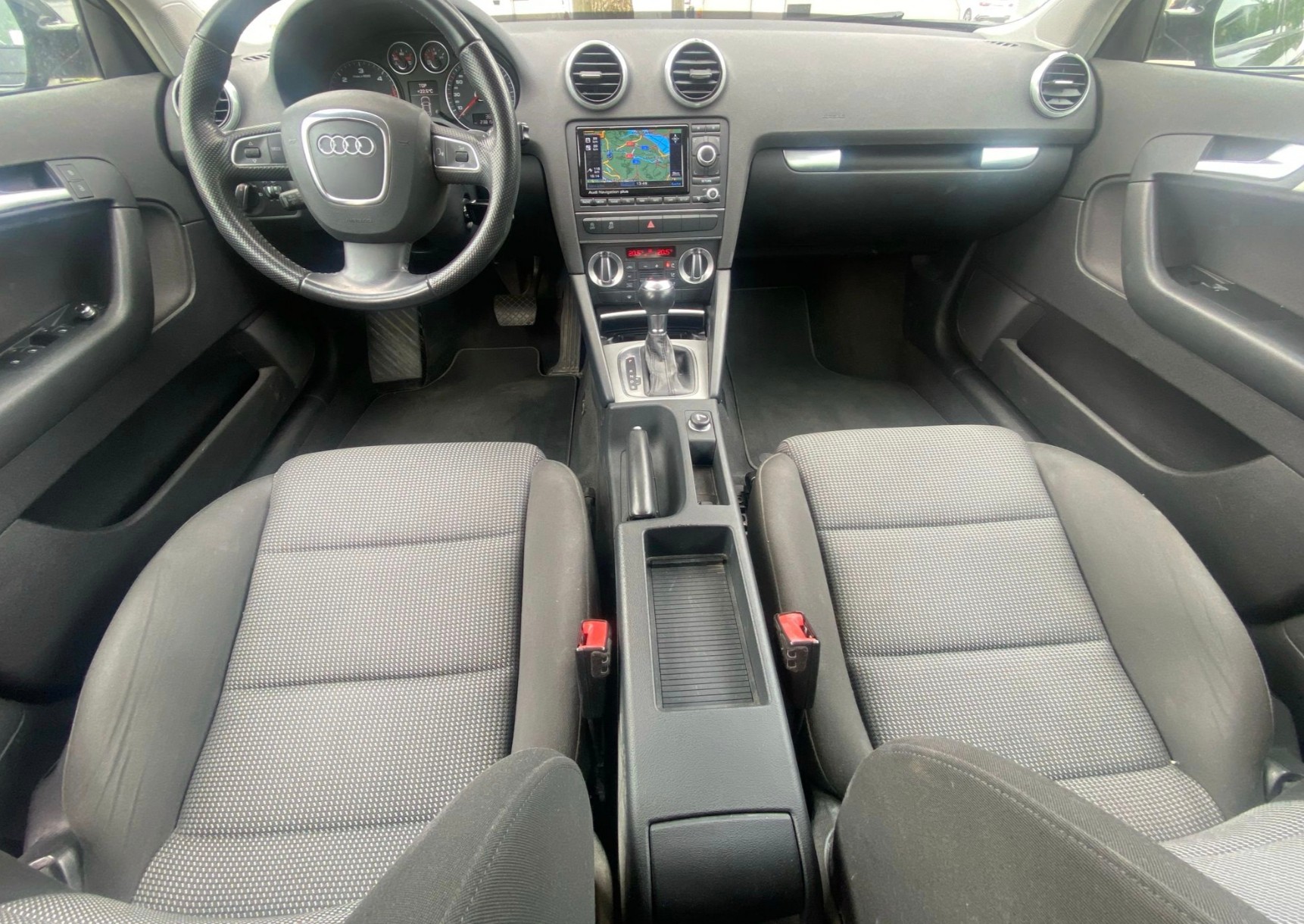 AUDI A3 Sportback 2.0 TDI Ambiente S-tronic-image-5