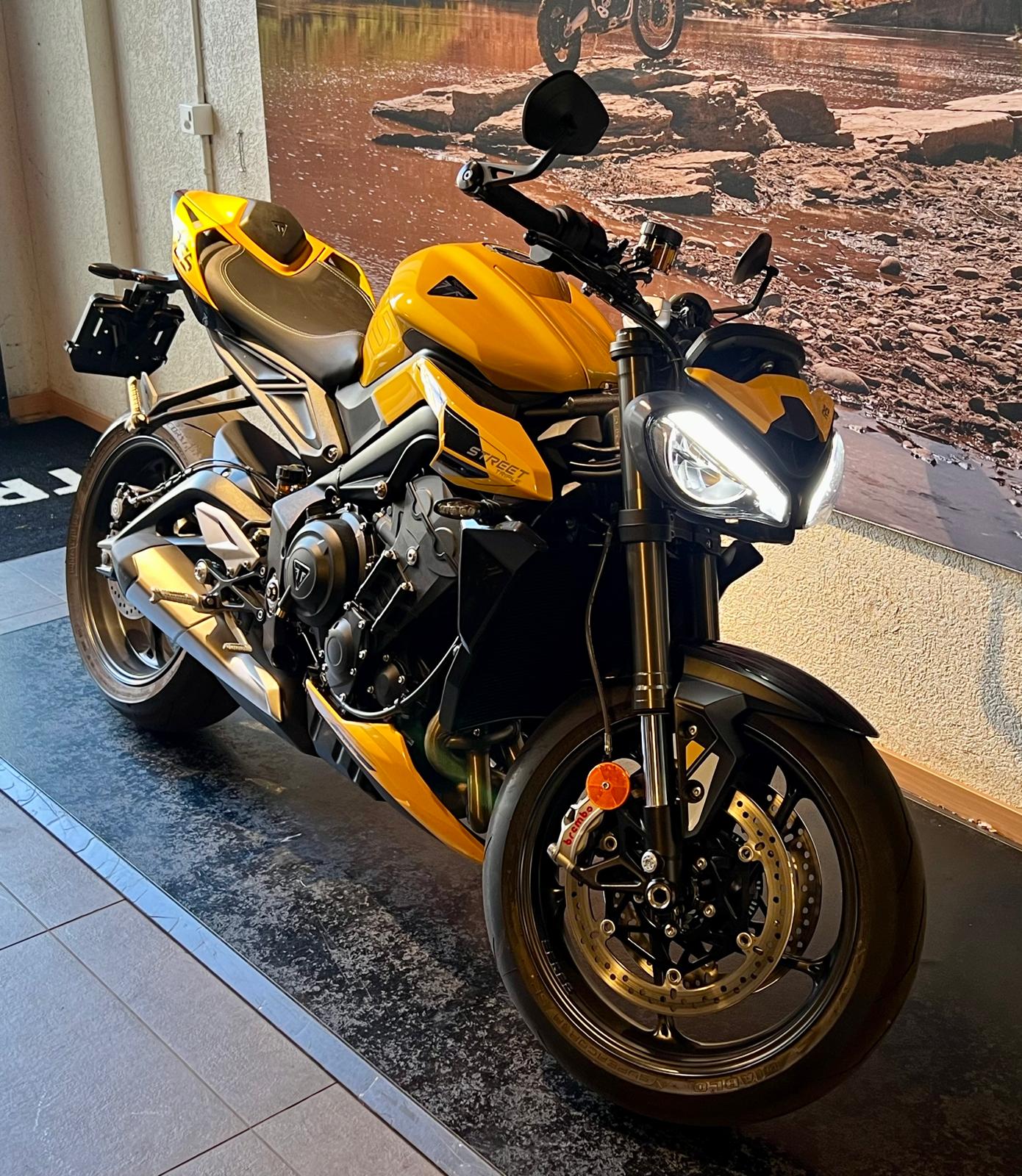 TRIUMPH Street Triple 765 RS-showroom-element-1