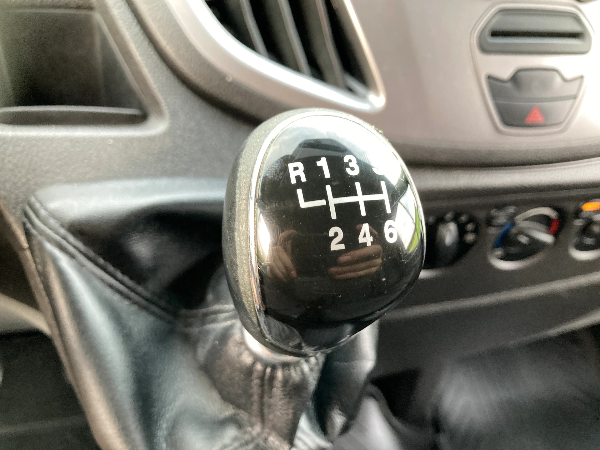 FORD Transit Van 310 L2 Ambiente 2.0 TDCi 105 FWD mit Anhängerkupplung-image-12
