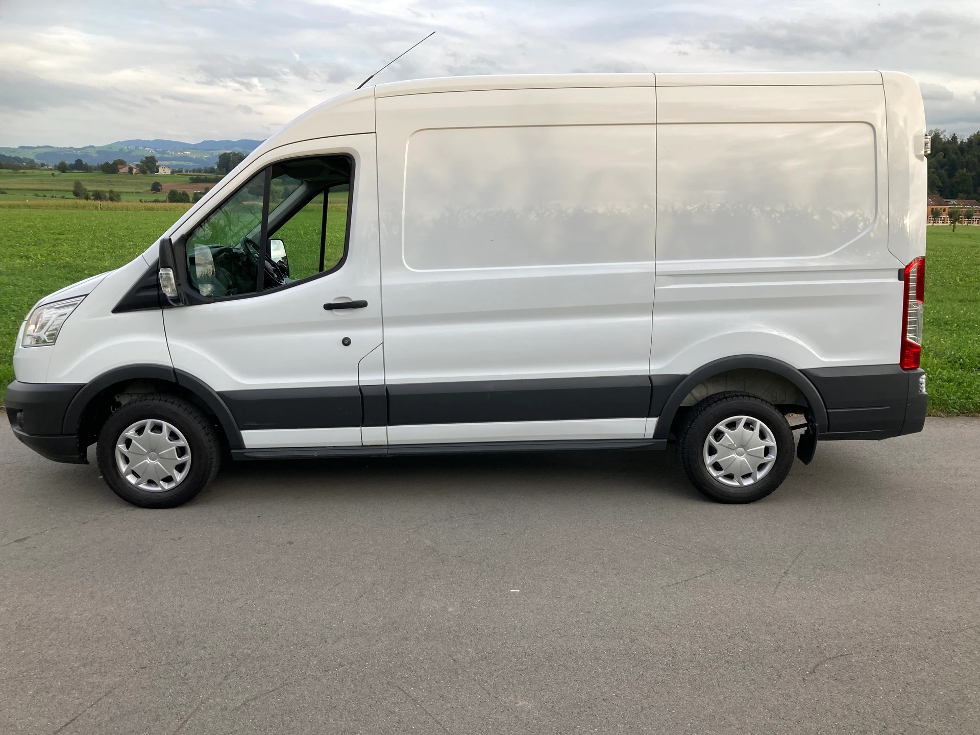 FORD Transit Van 310 L2 Ambiente 2.0 TDCi 105 FWD mit Anhängerkupplung-image-4