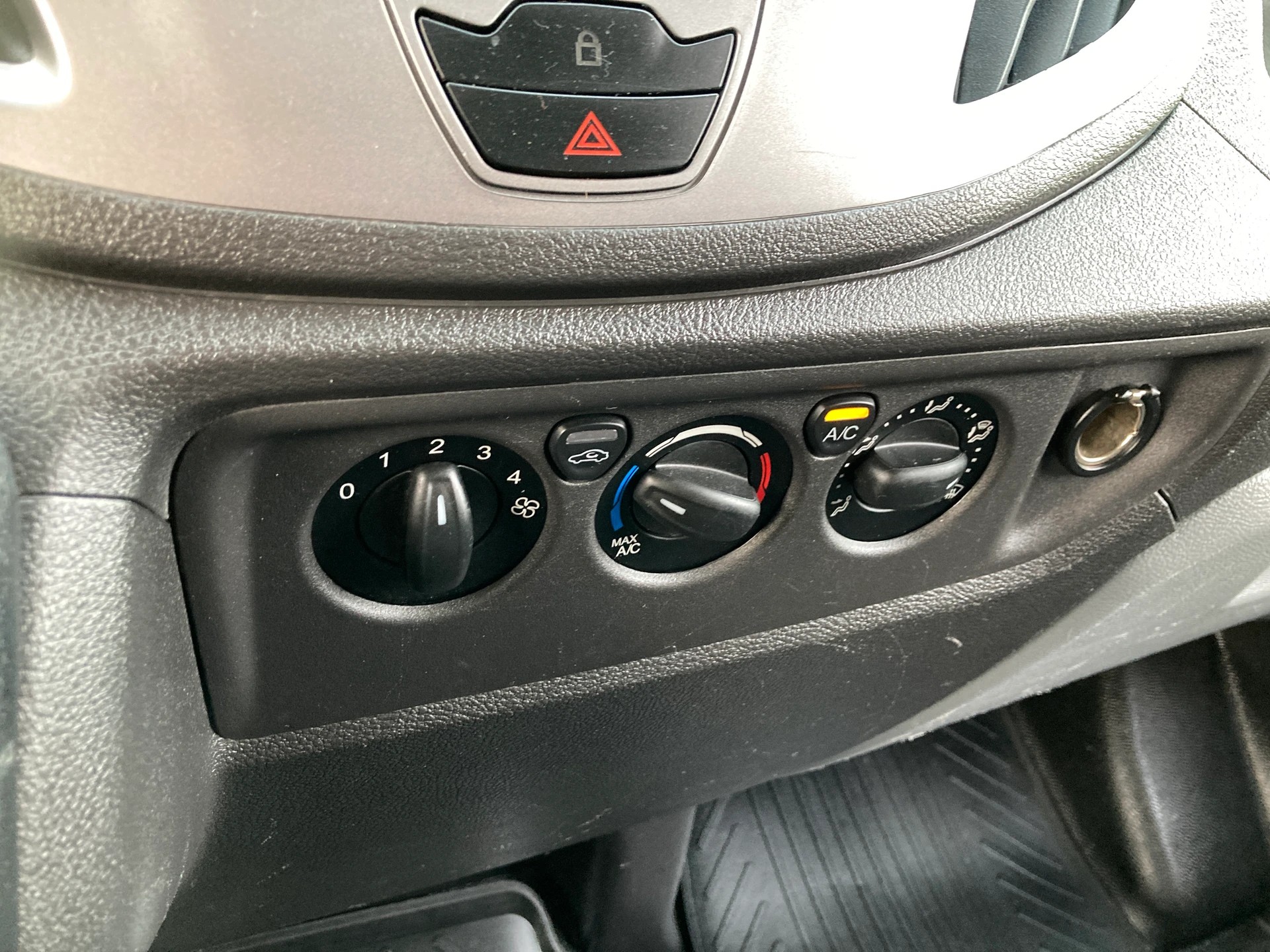 FORD Transit Van 310 L2 Ambiente 2.0 TDCi 105 FWD mit Anhängerkupplung-image-11