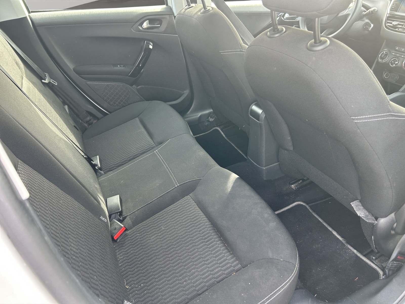 PEUGEOT 208 1.2 THP Allure-image-18