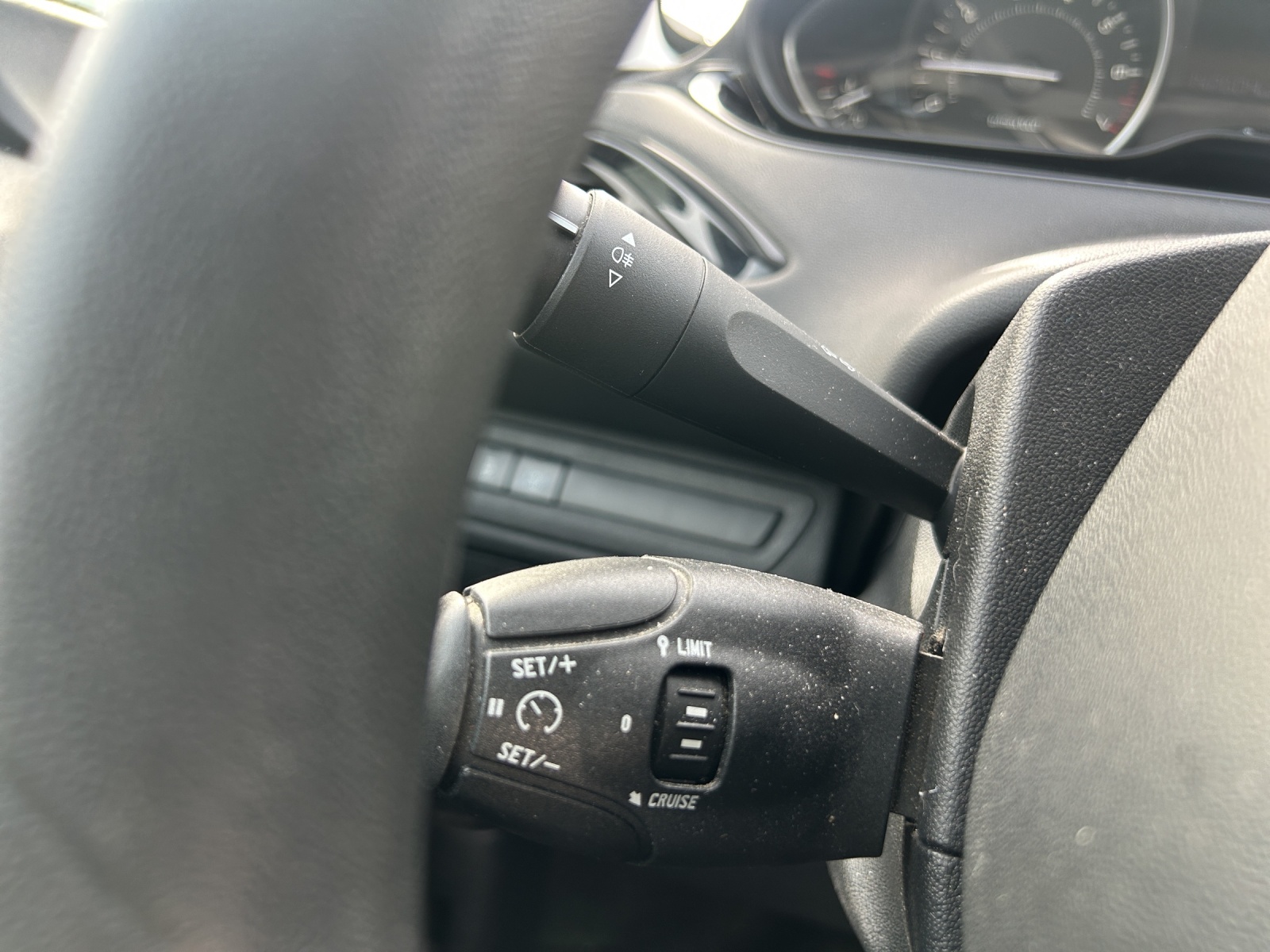PEUGEOT 208 1.2 THP Allure-image-17