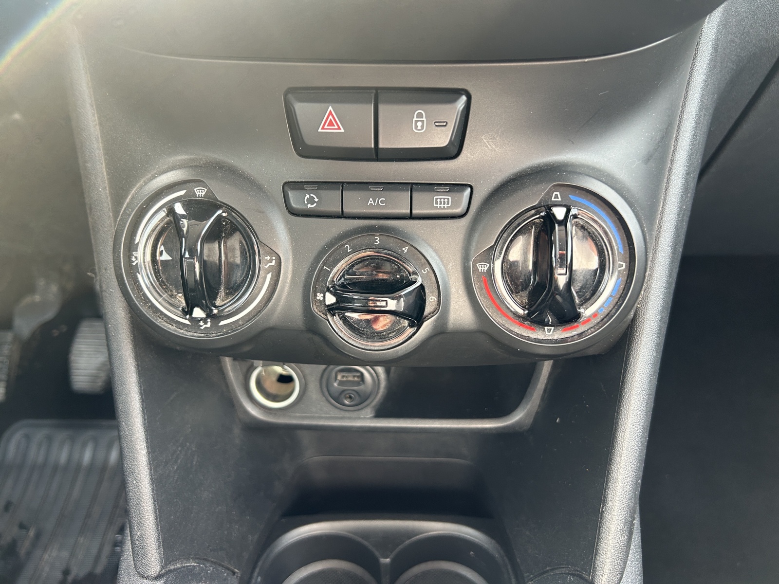 PEUGEOT 208 1.2 THP Allure-image-12