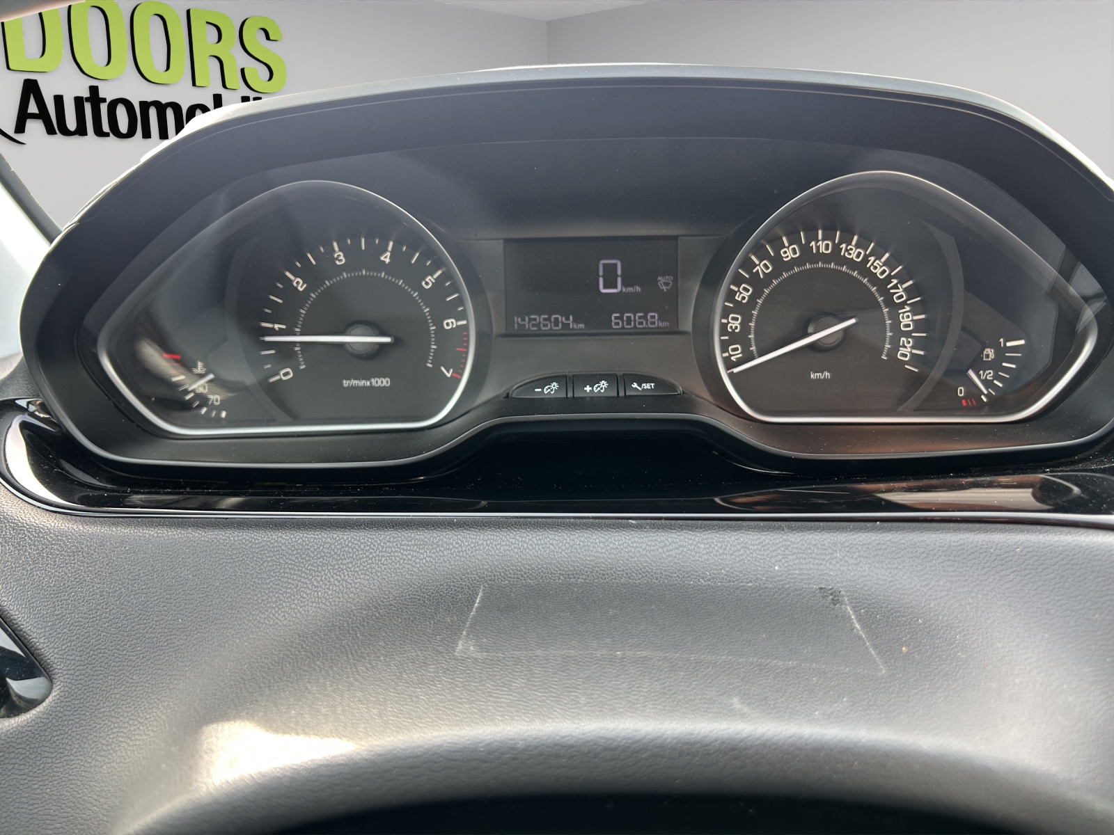 PEUGEOT 208 1.2 THP Allure-image-19
