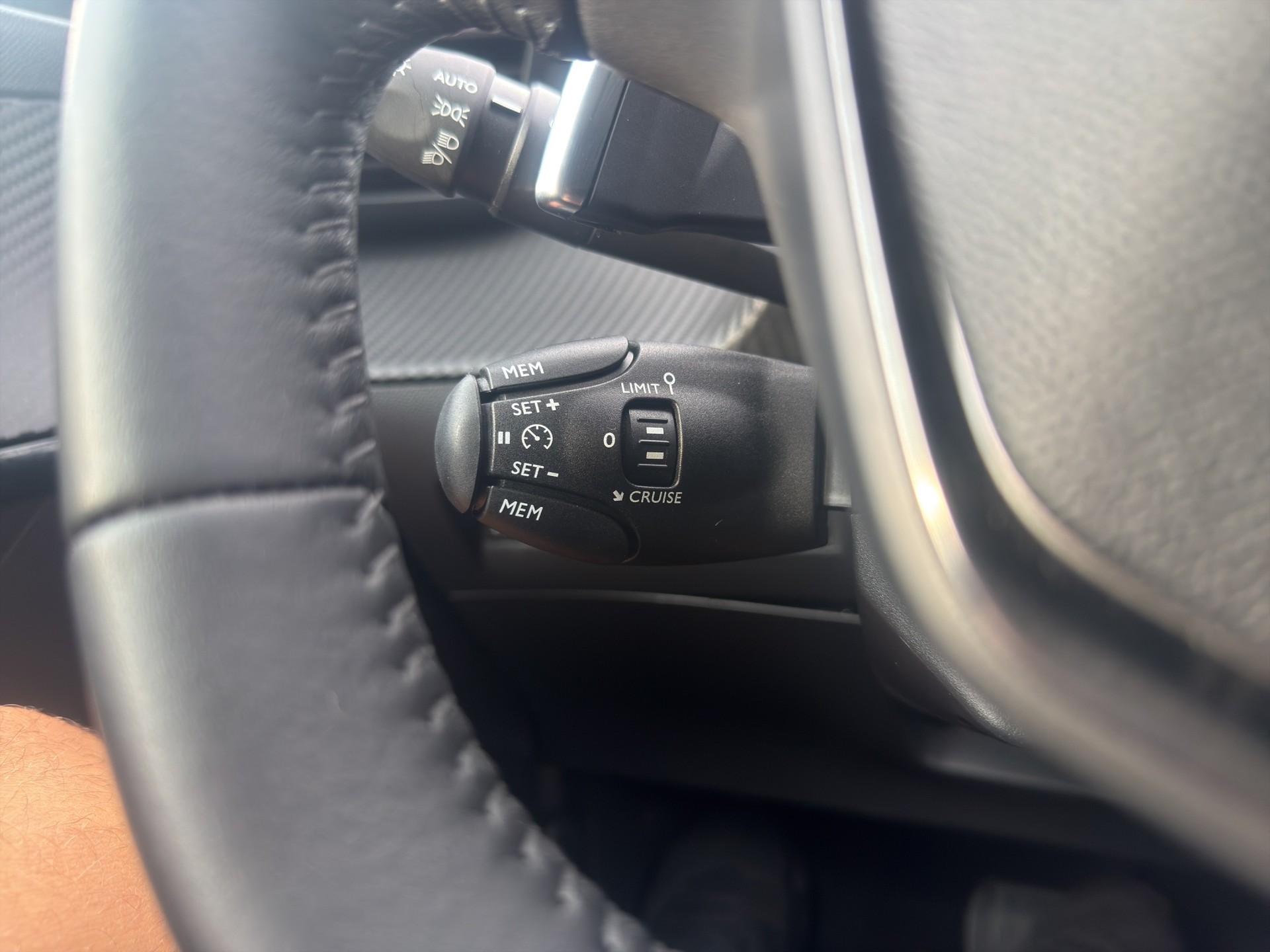 PEUGEOT 208 1.2 Hybrid Allure-image-42