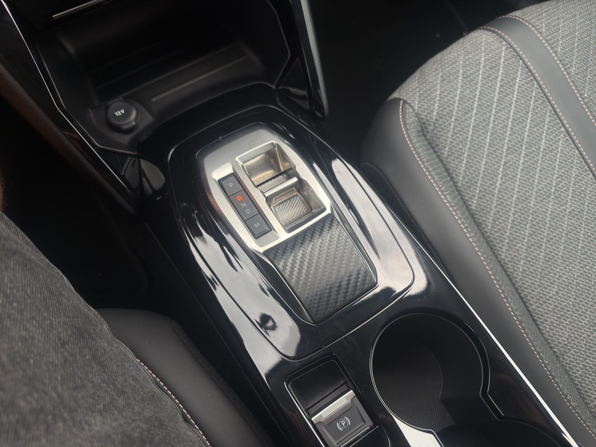 PEUGEOT 208 1.2 Hybrid Allure-image-40