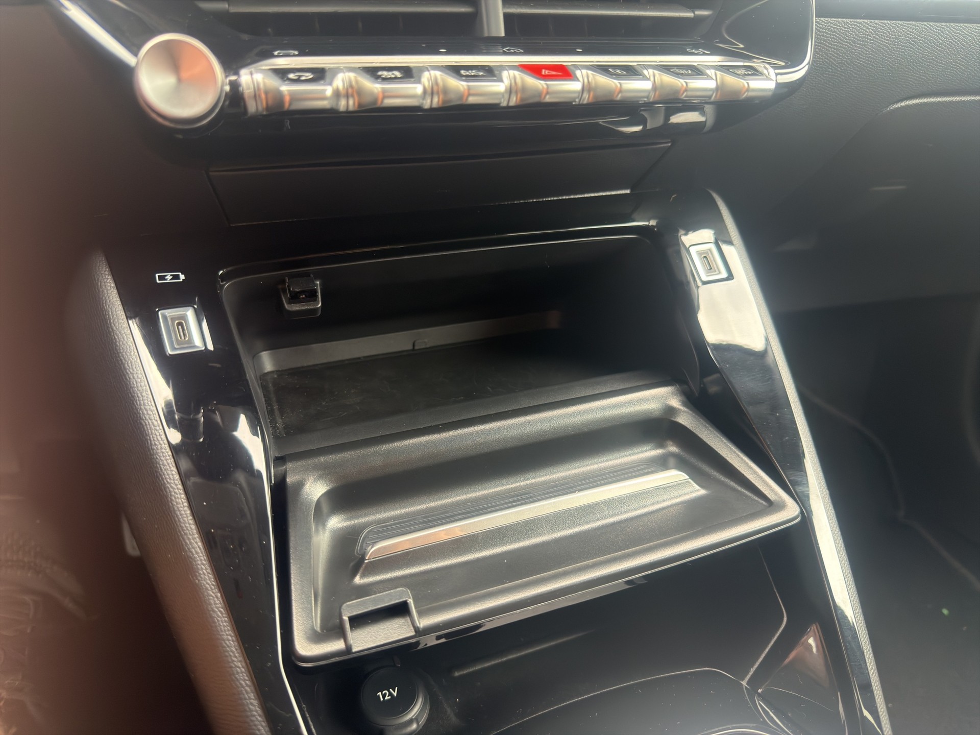 PEUGEOT 208 1.2 Hybrid Allure-image-45