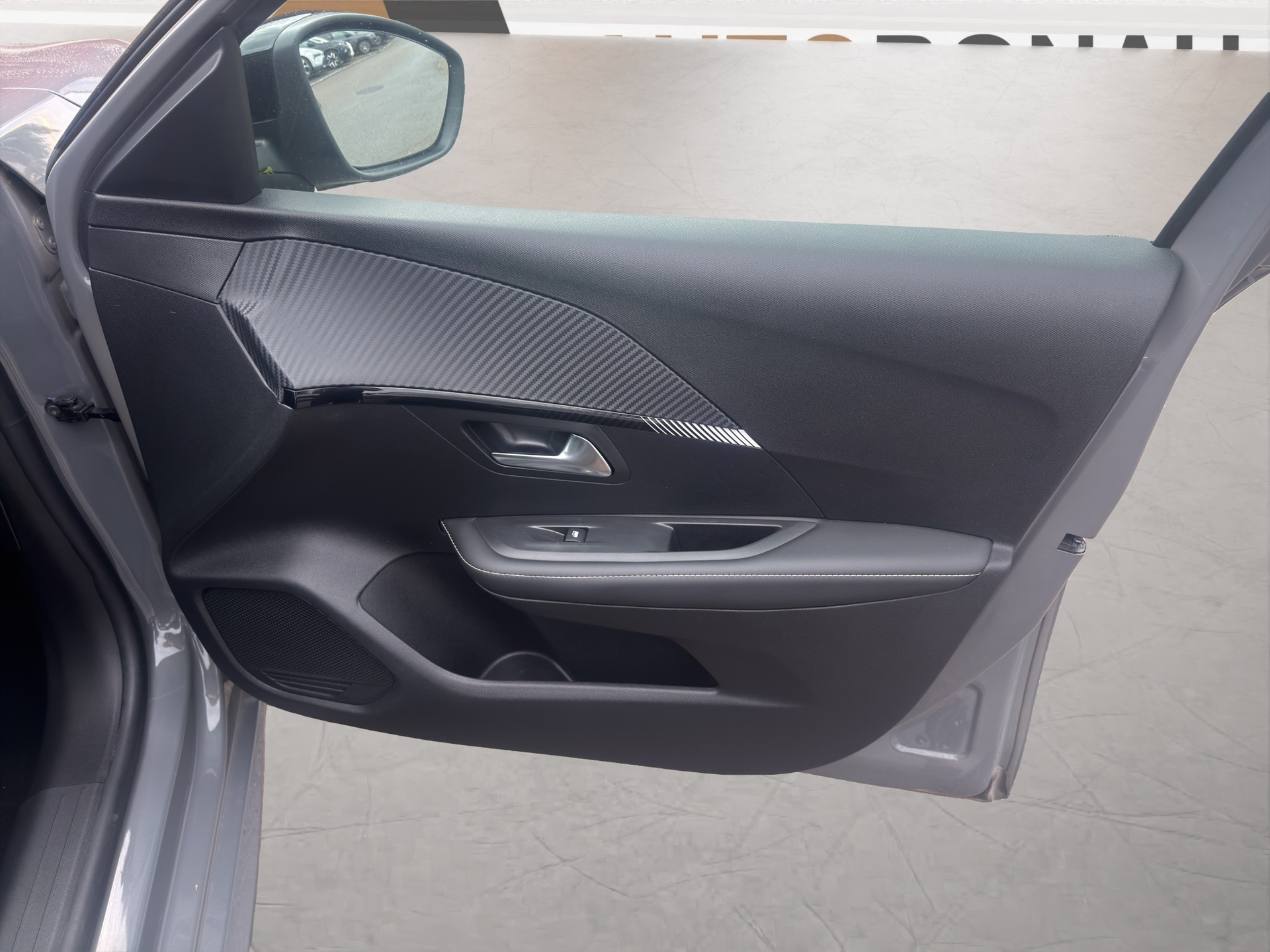 PEUGEOT 208 1.2 Hybrid Allure-image-14