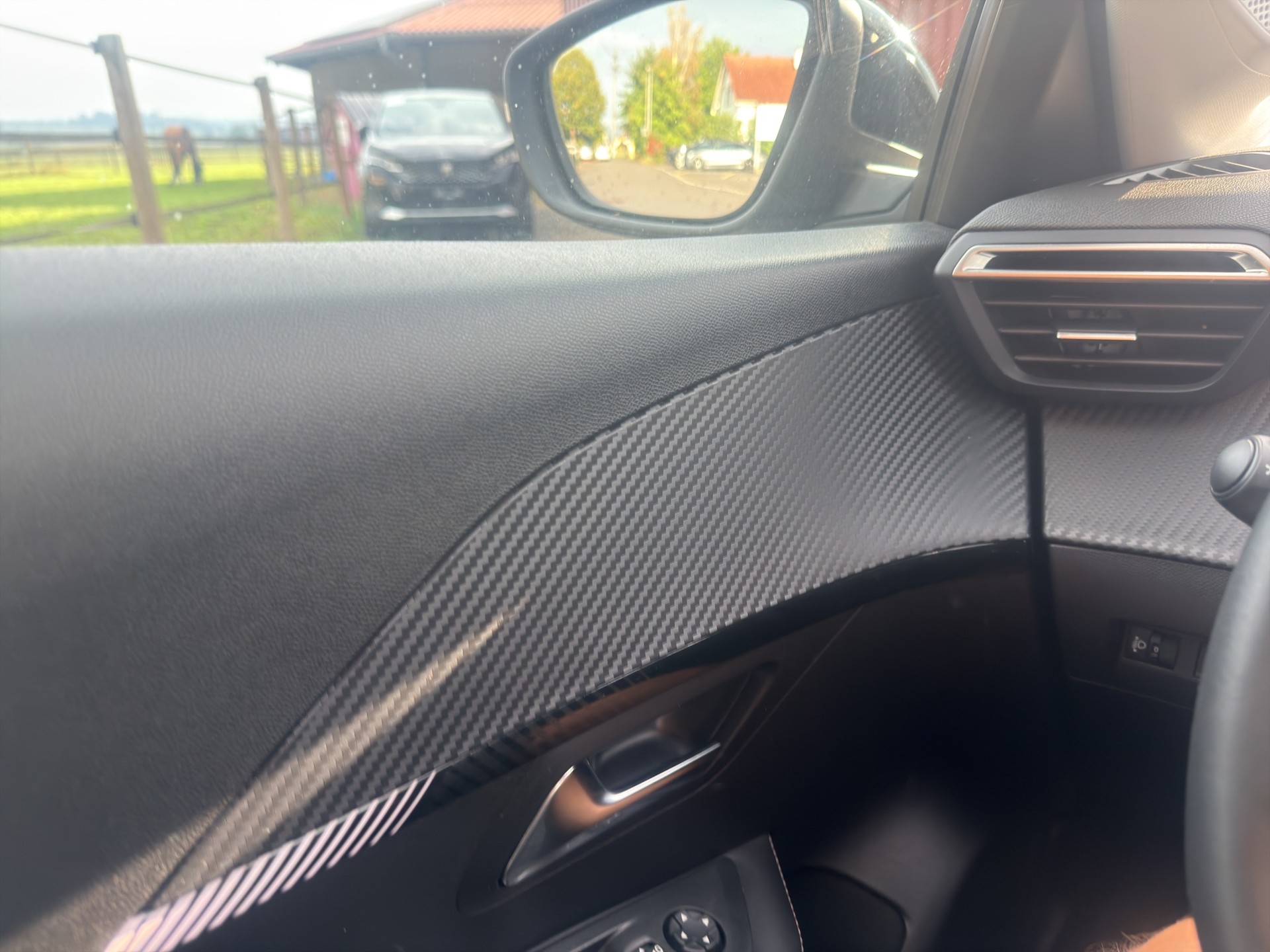 PEUGEOT 208 1.2 Hybrid Allure-image-36