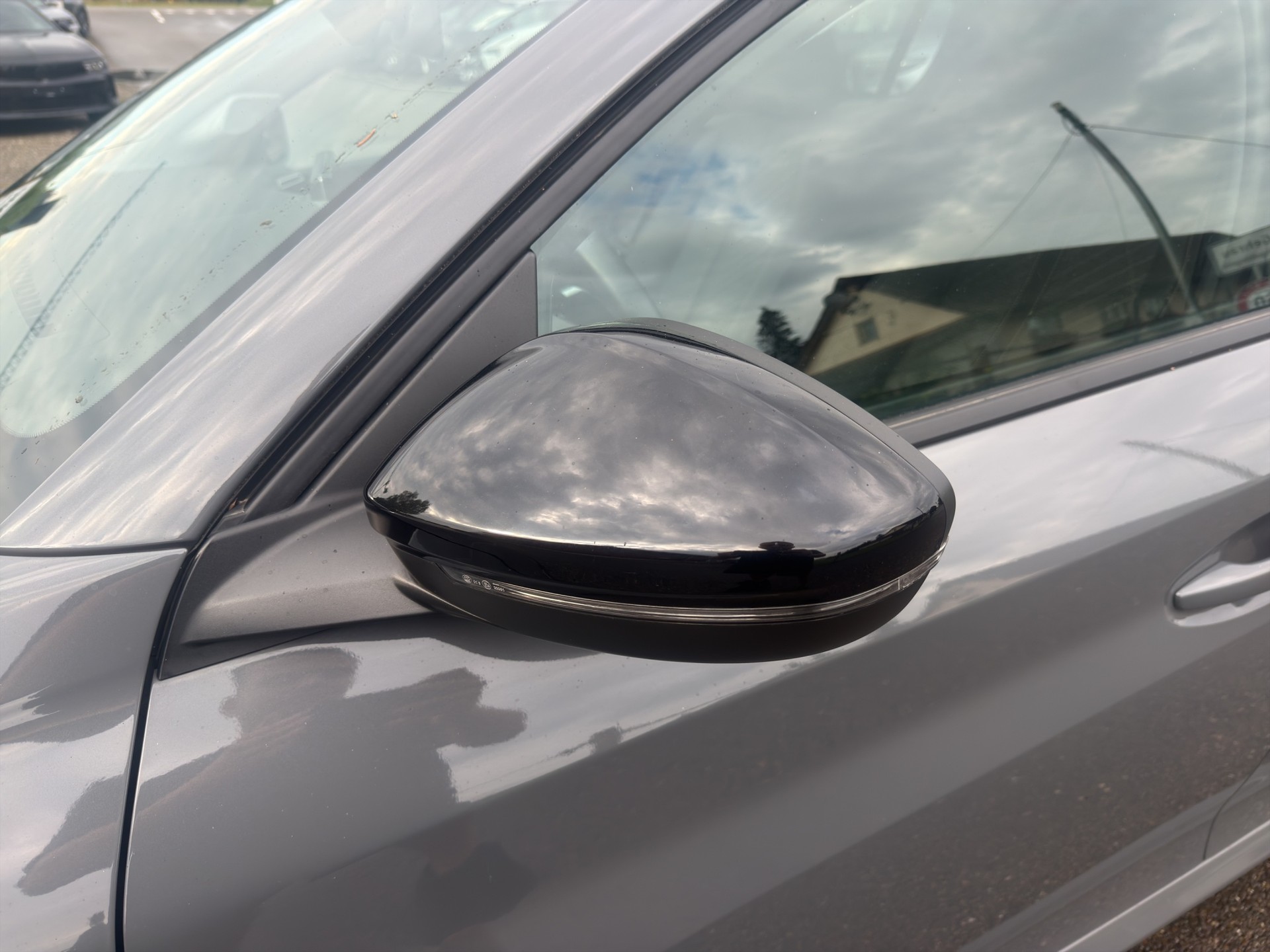PEUGEOT 208 1.2 Hybrid Allure-image-27