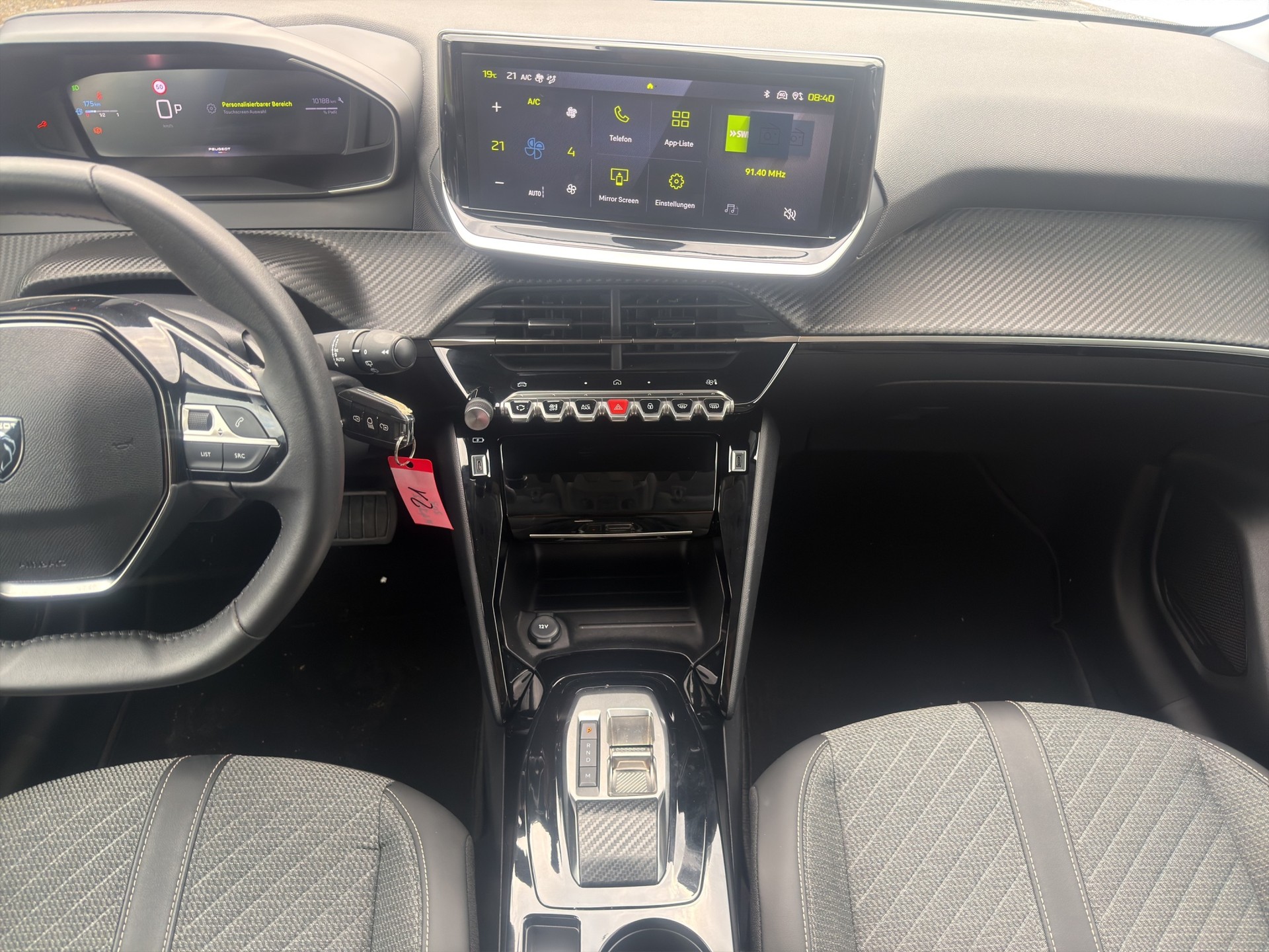 PEUGEOT 208 1.2 Hybrid Allure-image-19