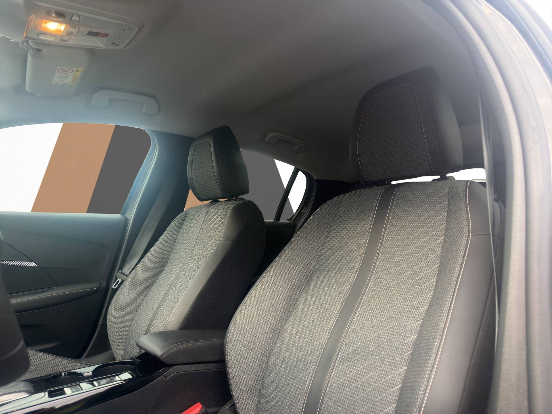 PEUGEOT 208 1.2 Hybrid Allure-image-26