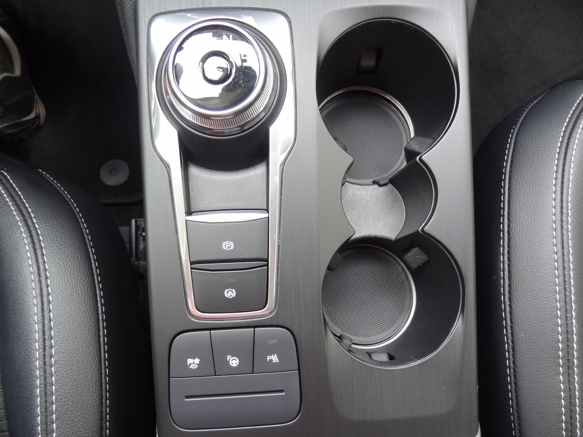 FORD Kuga 2.5 FHEV Titanium X 4WD-image-18