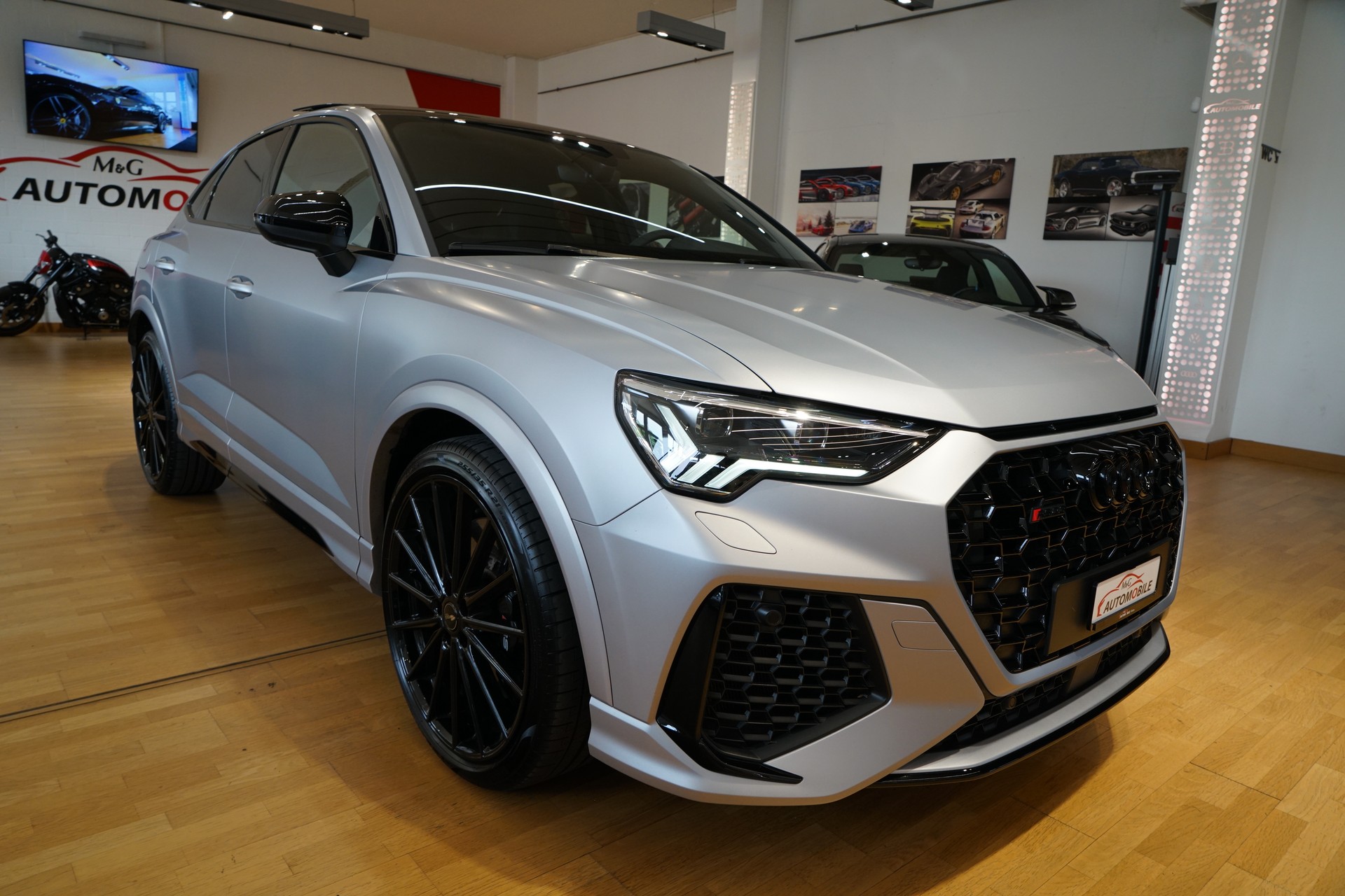 AUDI RS Q3 Sportback quattro S tronic Grau Matt Audi exclusive-showroom-element-2
